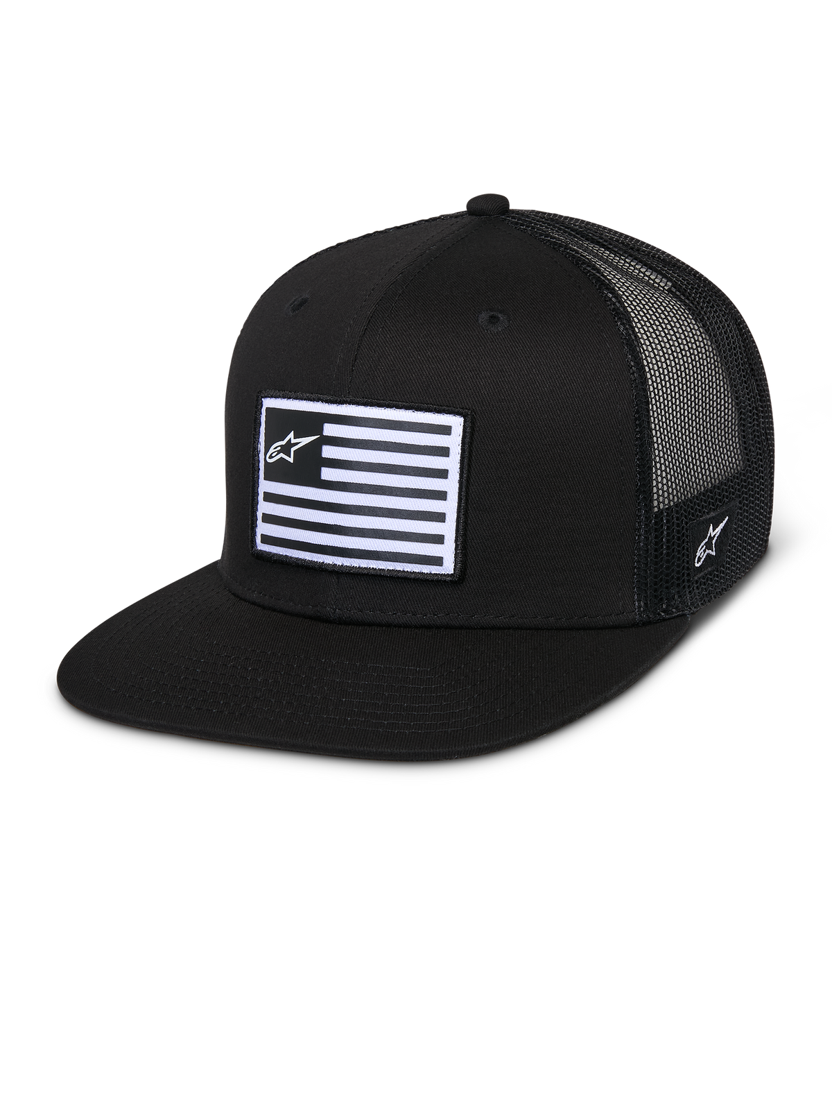 Alpinestars Flag Flat Trucker Hat, czarna czapka typu trucker, płaski daszek z usztywnioną koroną, oddychająca czarna siatka z tyłu, prostokątna naszywka z przodu z poziomymi pasami i logo z gwiazdą, haft z boku, codzienny design inspirowany sportami motorowymi
