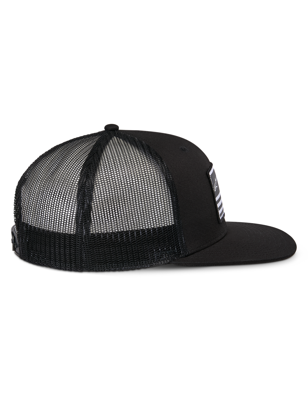 Alpinestars Flag Flat Trucker Hat, czarna czapka typu trucker, widok z boku prezentujący płaski daszek, usztywnioną koronę oraz czarną poliestrową siatkę z tyłu, codzienne nakrycie głowy inspirowane sportami motorowymi