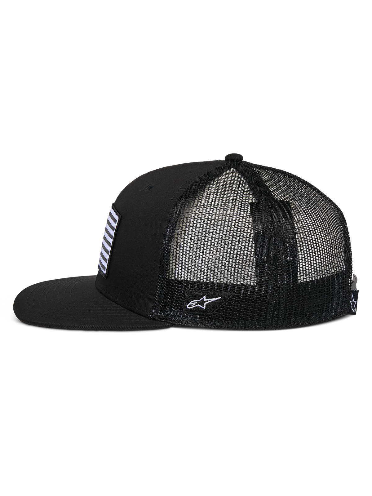 Czapka Alpinestars Flag Flat Trucker, profil boczny, czarna, płaski daszek i usztywniona korona, oddychająca poliestrowa siatka z tyłu, naszywka z flagą z przodu i biały haft logo z boku, codzienna czapka inspirowana sportami motorowymi