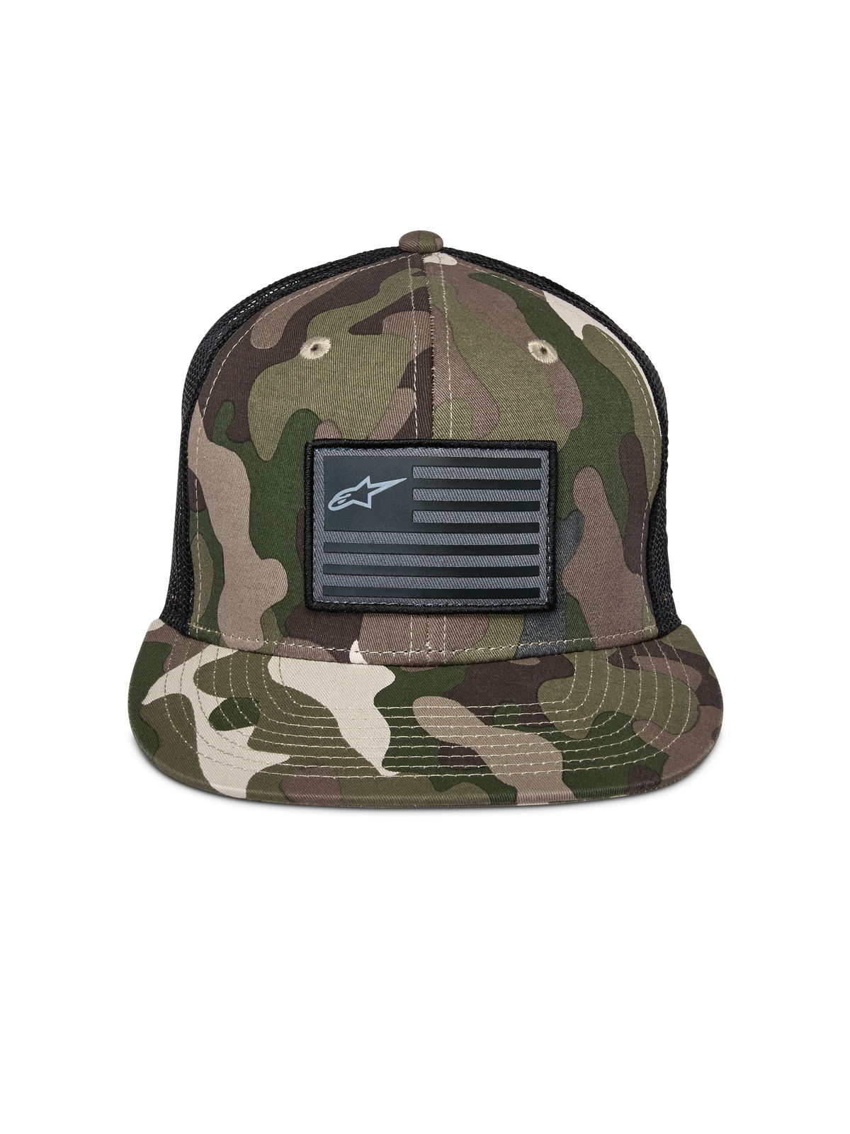 Alpinestars Flag Flat Trucker Hat, zielone moro i czarny, płaski daszek z usztywnioną koroną, czarna naszywka z flagą i logo Alpinestars, tył z siatki, codzienne nakrycie głowy inspirowane motorsportem