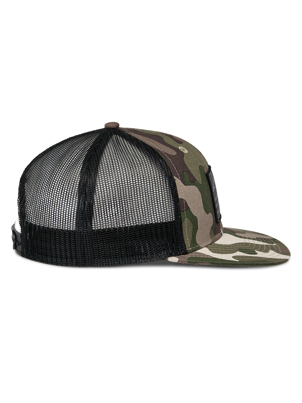 Alpinestars Flag Flat Trucker Hat, zielone moro i czarny, widok z boku z płaskim daszkiem w kamuflażu, usztywniony przód i oddychająca czarna siateczka z tyłu, zapięcie snapback, codzienne nakrycie głowy w stylu motorsport