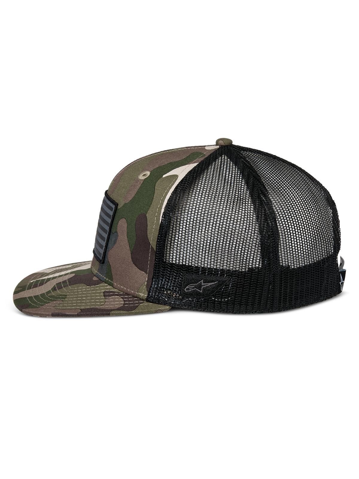 Alpinestars Flag Flat Trucker Hat, zielony kamuflaż i czarny, płaski daszek i usztywniona korona, przód z tkaniny twill w kamuflażu i czarna siatka z tyłu, widok z boku pokazujący naszywkę z flagą i haftowane logo, codzienna odzież uliczna inspirowana sportami motorowymi