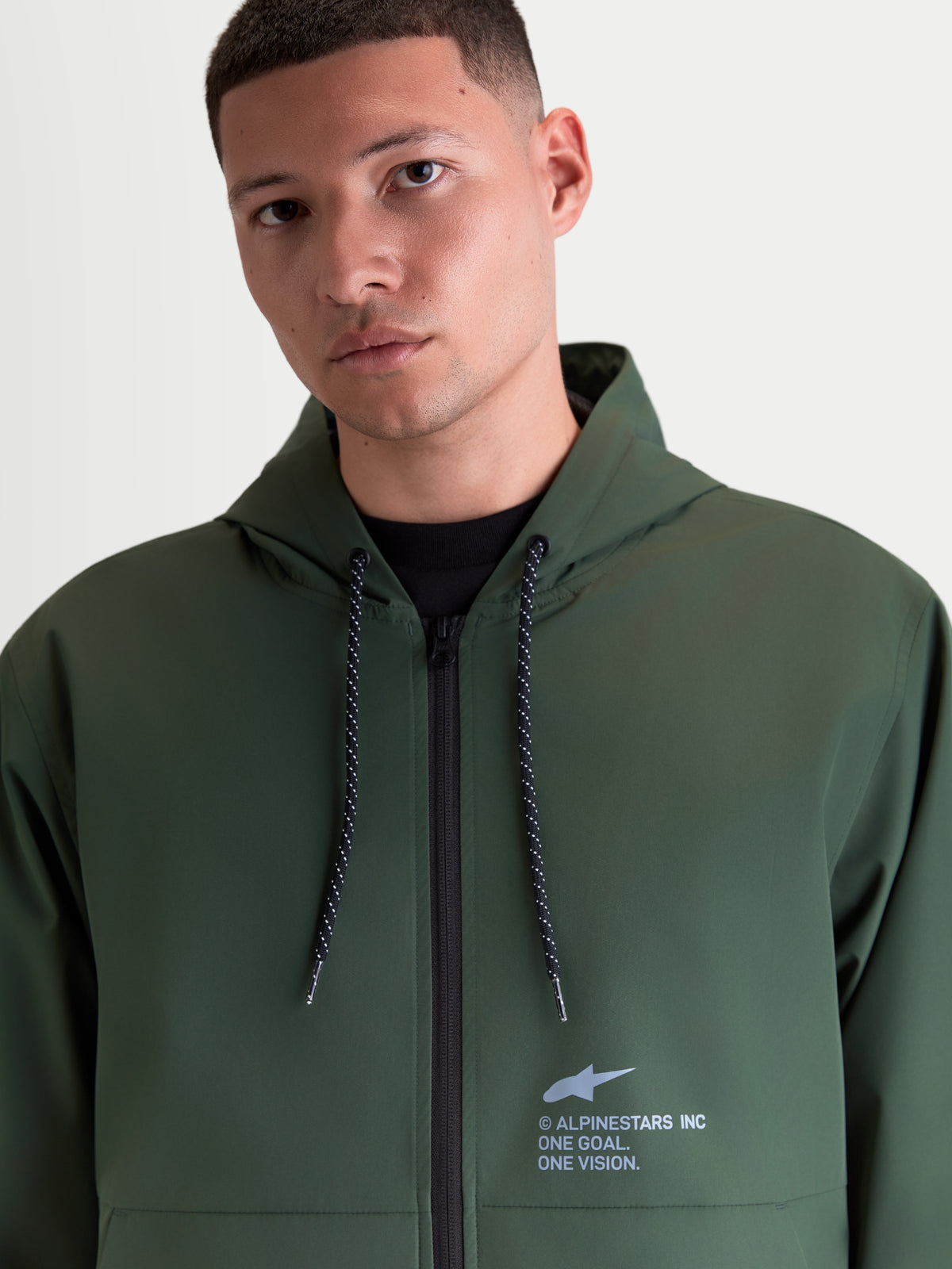 Alpinestars Speeder Resolve, lekka męska kurtka z kapturem chroniąca przed wiatrem, zielona, regulowany kaptur z nakrapianymi sznurkami i logo Alpinestars na piersi, odzież sportowa