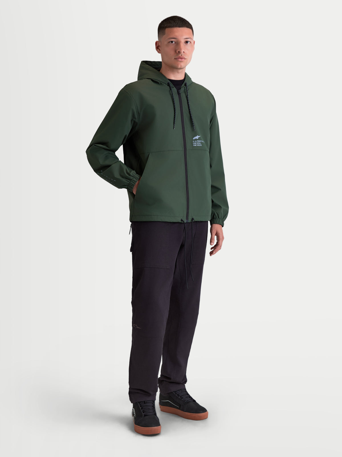Alpinestars Speeder Resolve, męska kurtka ochrona przed wiatrem z kapturem, ciemnozielona, lekka konstrukcja z poliestru, logo Alpinestars na piersi, miejska odzież sportowa.