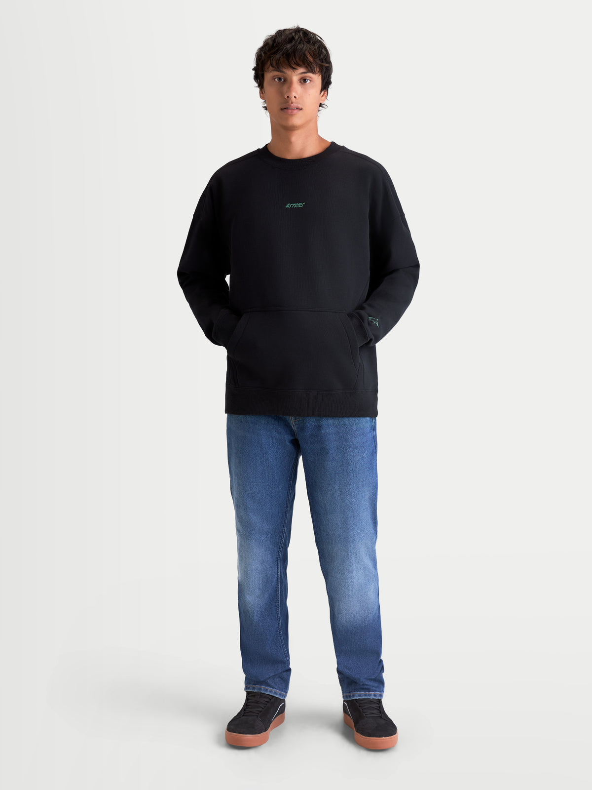 Alpinestars bluza Guise Oversize, czarna sportowa bluza z okrągłym dekoltem, krój oversize, model męski, kieszeń kangurka, haftowane logo Astars, mieszanka bawełny i poliestru z recyklingu