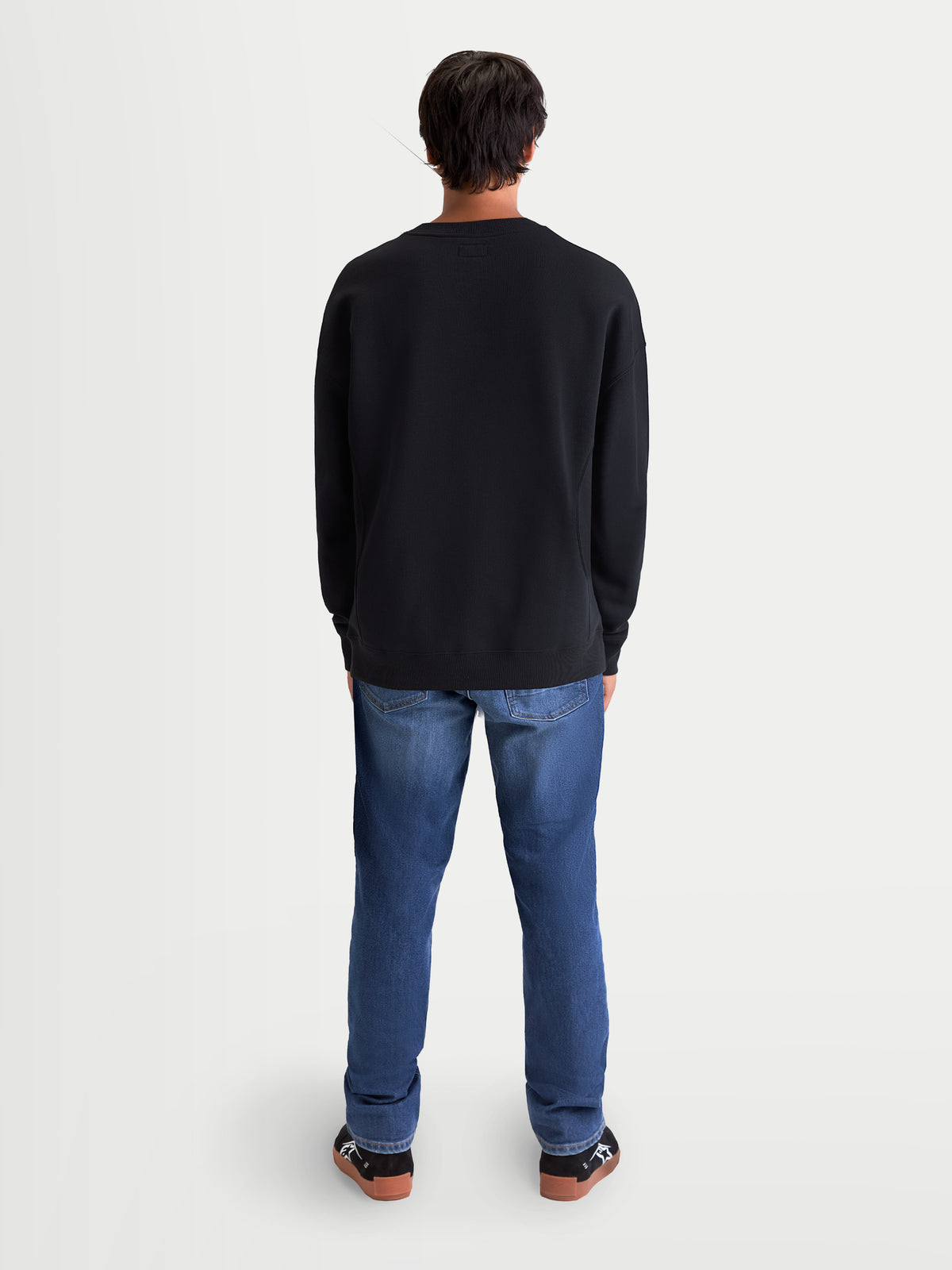 Alpinestars Bluza Guise Oversize, sportowa bluza z polaru typu crew neck, unisex, czarna, miękka bawełna i poliester z recyklingu, widok z tyłu prezentujący luźny krój oversize i prążkowany dół.