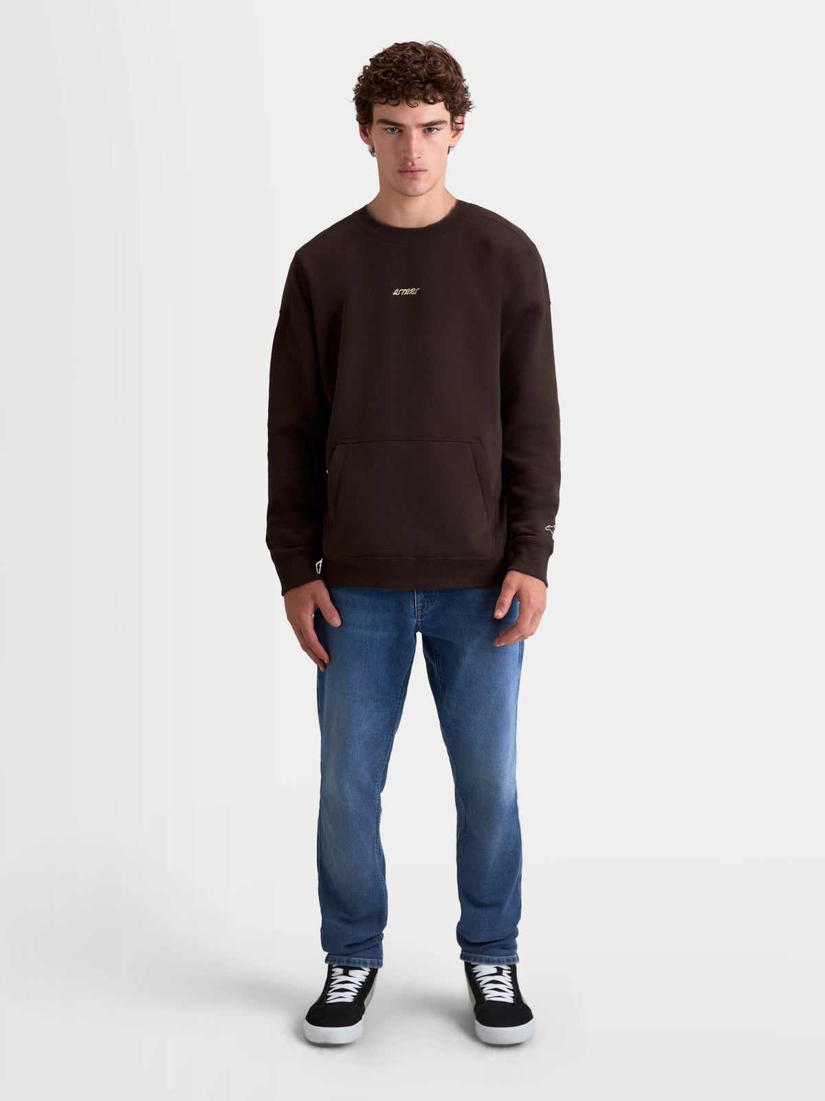 Alpinestars Guise Oversized Crew, brązowa męska bluza sportowa typu pulower, krój oversized z kieszenią kangurką i haftowanym logo Astars, casualowa odzież lifestyle zapewniająca codzienny komfort.