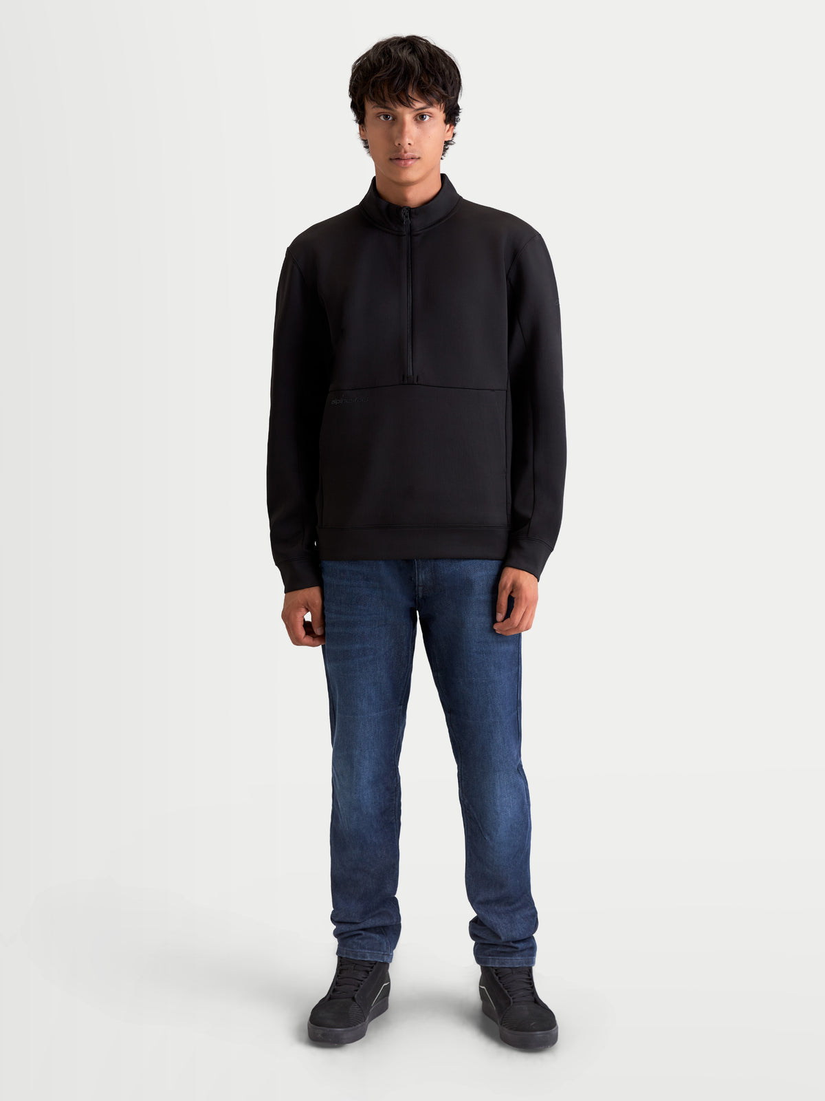 Alpinestars bluza Apera Half-Zip, męska bluza sportowa typu pullover z kapturem, czarna, zapięcie na zamek do połowy i kieszeń kangurka, tonalne logo Alpinestars, styl inspirowany motorsportem, casualowa odzież sportowa z polaru tri-blend.