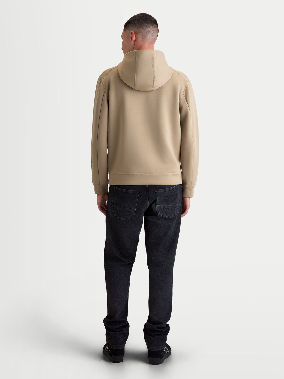 Alpinestars bluza z kapturem Datrix, męska bluza sportowa typu pullover, beżowa, widok z tyłu, konstrukcja z dwustronnego polaru premium, kaptur z siatkową podszewką, casualowa odzież sportowa inspirowana motorsportem.