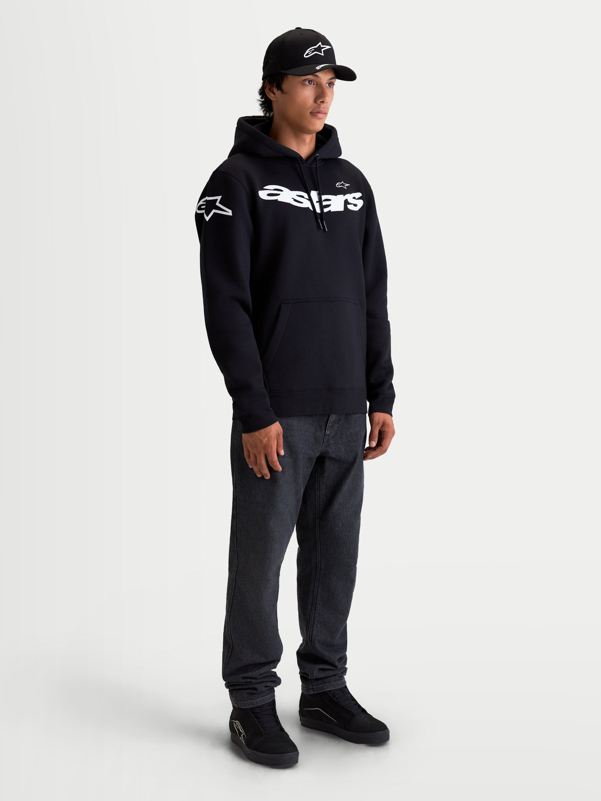 Alpinestars Bluza Z Kapturem Velocifier, męska bluza sportowa typu pullover, czarna i biała, biały napis Astars na klatce piersiowej, logotypy na ramionach, wykonana z mieszanki bawełny, styl motorsport poza motocyklem