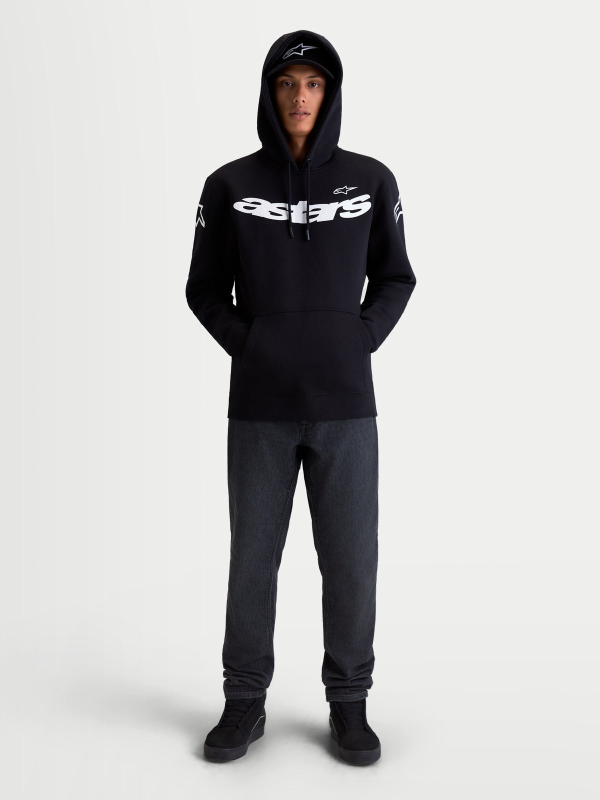 Alpinestars bluza z kapturem Velocifier, sportowa bluza typu pullover, unisex, czarna i biała, wyraziste logo Astars na klatce piersiowej i ramionach, mieszanka bawełny i poliestru z recyklingu, widok z przodu na modelu.