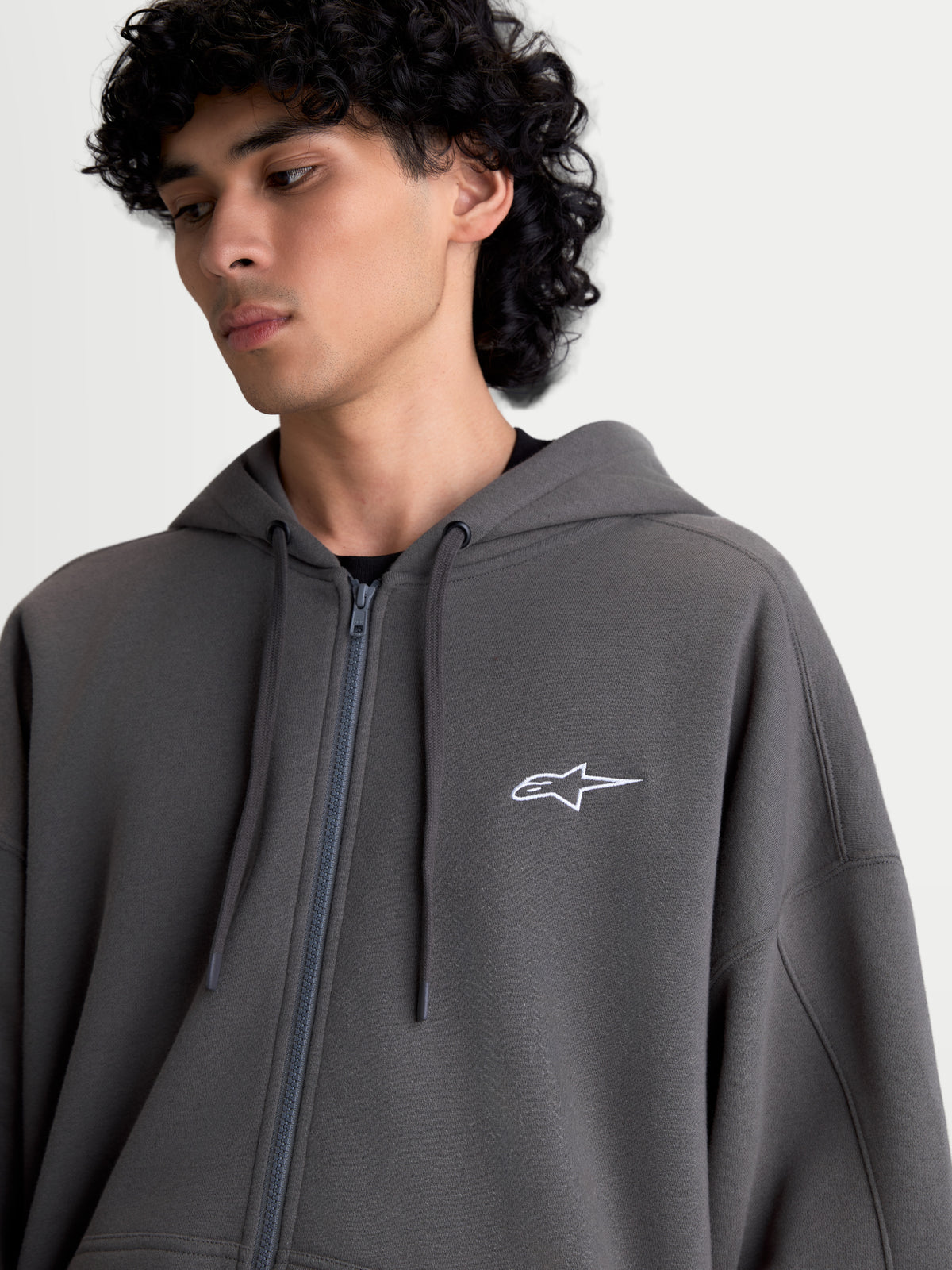 Alpinestars Bluza z kapturem Entity Oversized, szara bluza na zamek typu oversize, unisex, haftowane białe logo Astars na klatce piersiowej, zamek Vislon, kaptur z płaskimi trokami, materiał z bawełny i poliestru z recyklingu, casualowa odzież sportowa.