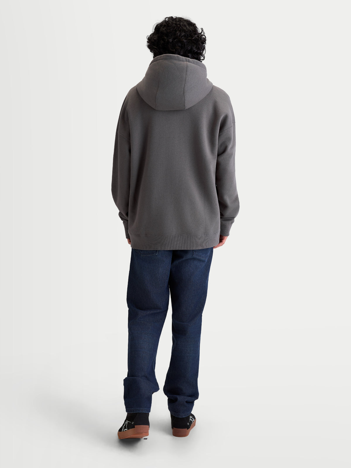 Alpinestars bluza z kapturem Entity Oversized, polarowa bluza na zamek, unisex, szara, widok z tyłu na modelu prezentujący luźny fason, kaptur z podszewką i ściągacze, mieszanka bawełny i poliestru z recyklingu