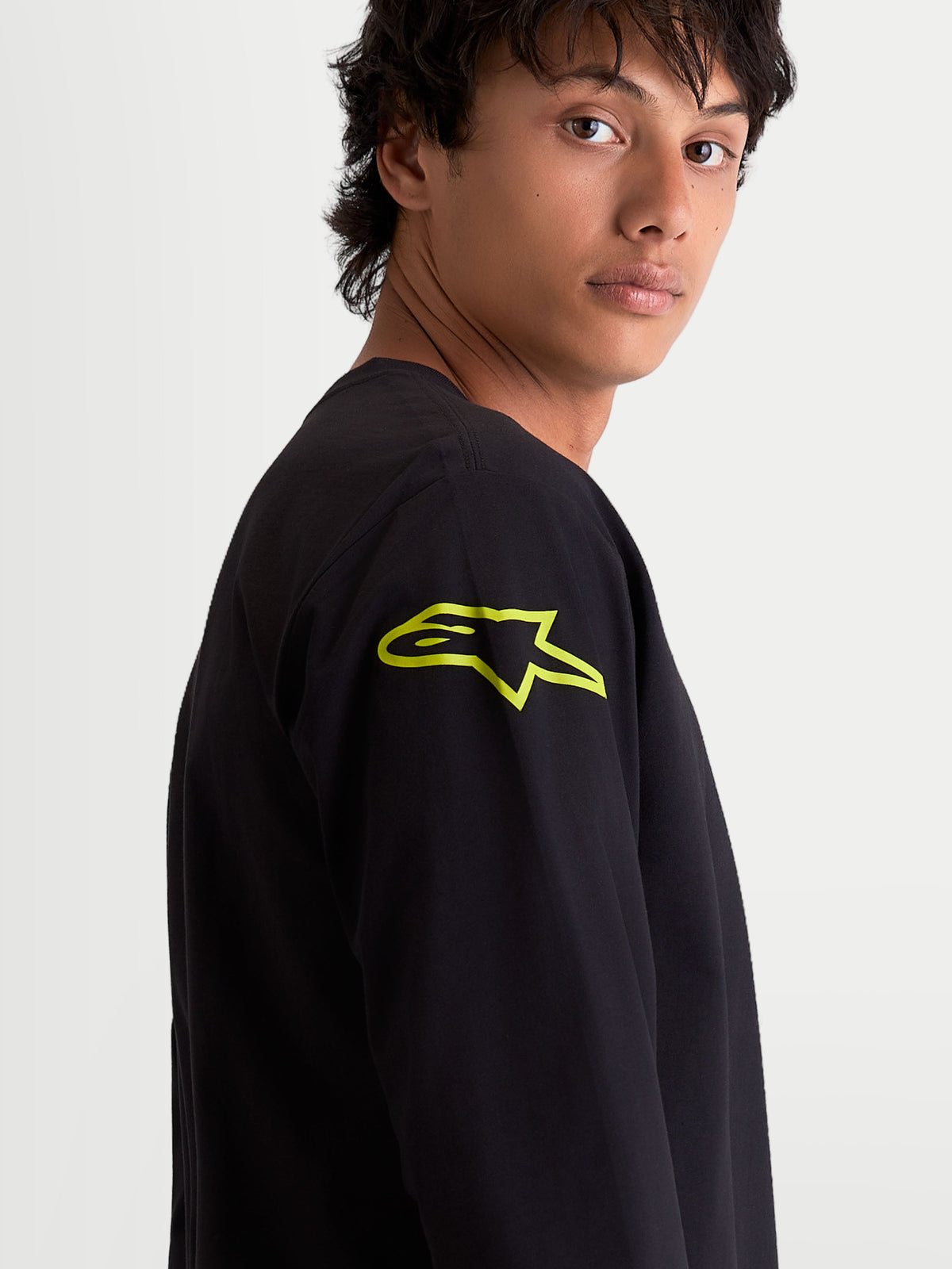 Alpinestars Koszulka Velocifier CSF, męska koszulka z długim rękawem, czarna z żółtym logo Astars na ramieniu, zbliżenie, odzież sportowa w stylu motorsport.