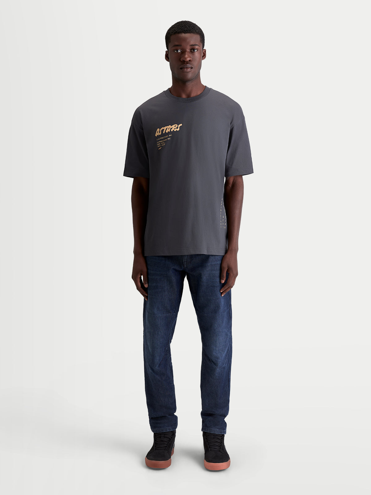 Alpinestars koszulka Chalk Oversized CSF, męska koszulka sportswear z krótkim rękawem, szara z beżową grafiką Astars na piersi, luźny krój oversize, wykonana z miękkiej mieszanki bawełny i poliestru.