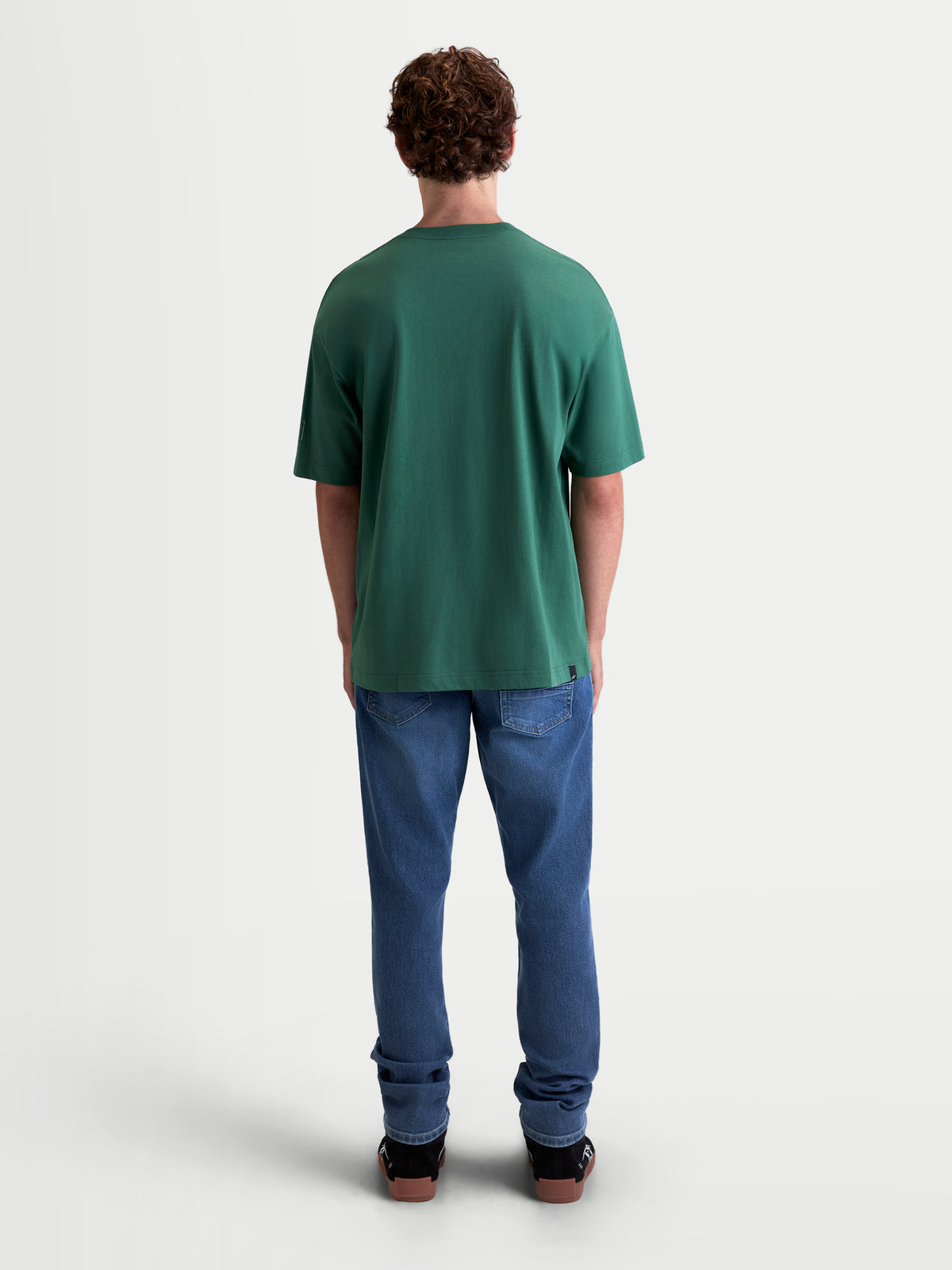 Alpinestars Infinity Oversized CSF, męska zielona koszulka sportowa z krótkim rękawem, luźny krój, mieszanka bawełny i poliestru, widok z tyłu na modelu, styl casualowy.