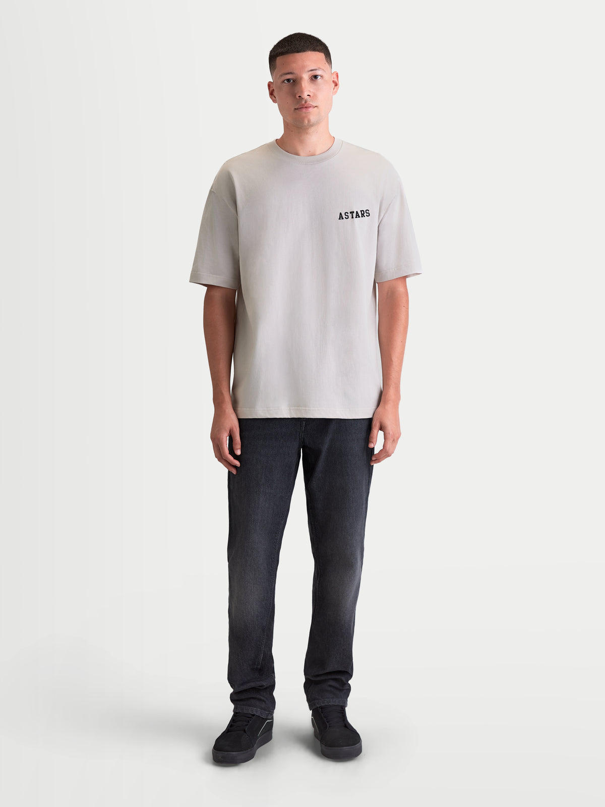 Alpinestars Latitude Oversized CSF, męska koszulka z krótkim rękawem w kolorze szarym, swobodny krój oversize, grafika z logo ASTARS na piersi, mieszanka bawełny i poliestru, widok na modelu
