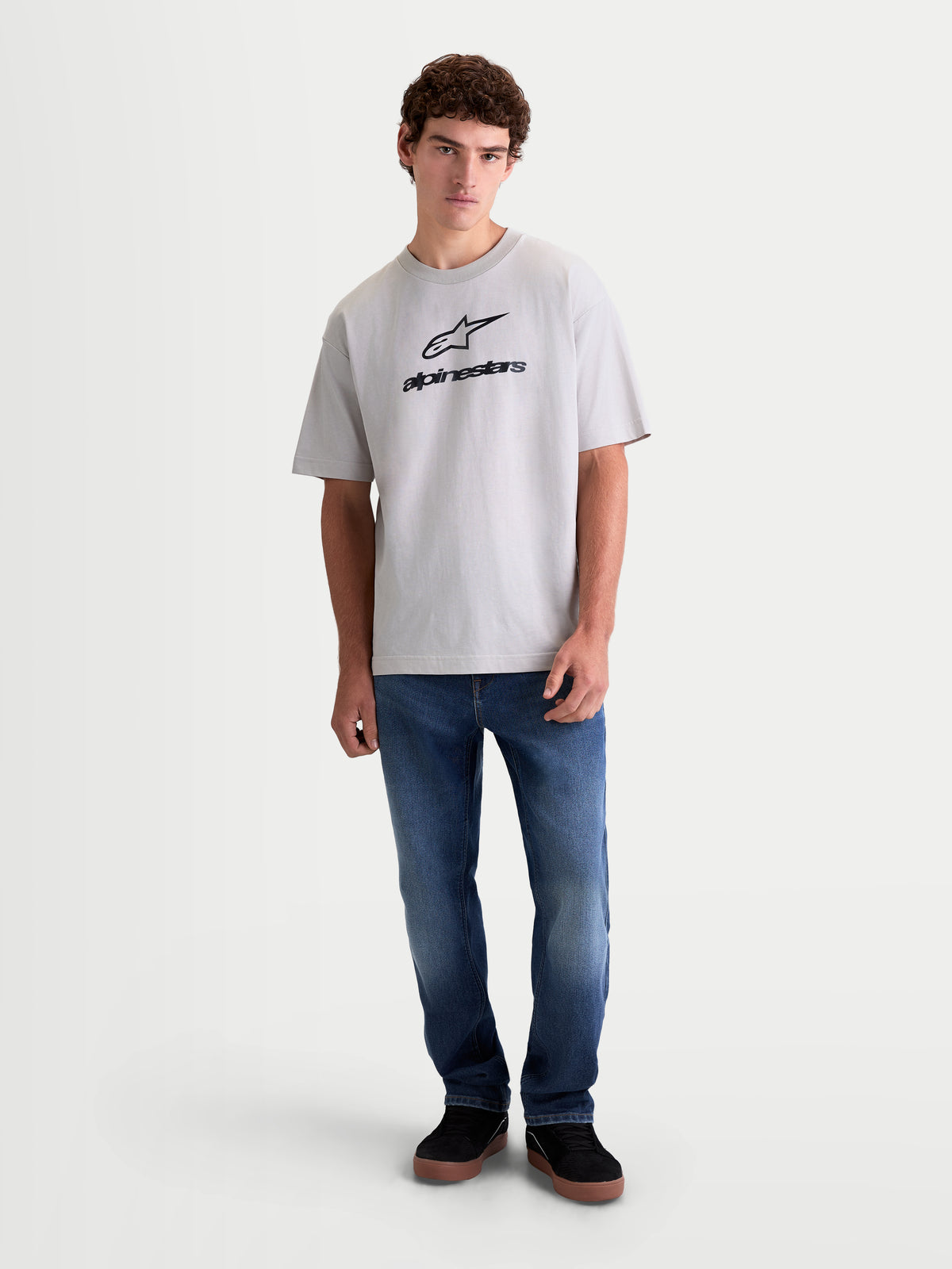 Alpinestars Koszulka Prelude Oversized CSF, męska koszulka sportowa z krótkim rękawem, kolor cementowy szary z czarnym logo Astars, luźny krój oversize z mieszanki bawełny i poliestru, odzież casualowa.