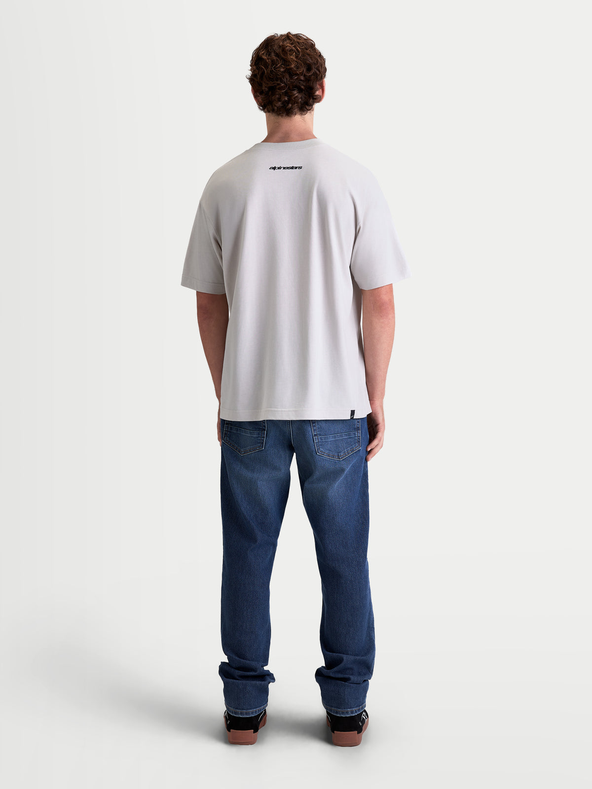 Alpinestars Koszulka Prelude Oversized CSF, męska koszulka sportowa z krótkim rękawem, szara, widok od tyłu na modelu, małe czarne logo Alpinestars na plecach, luźny krój oversize, mieszanka bawełny i poliestru premium.