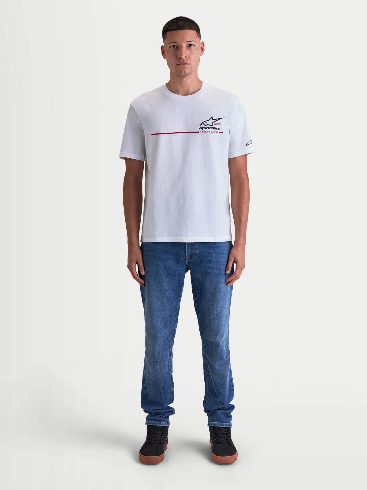 Alpinestars Koszulka P1 CSF, biała męska koszulka z krótkim rękawem, grafika logo z paskiem wyścigowym na piersi, odzież sportowa w stylu motorsport, wykonana z miękkiej mieszanki bawełny i poliestru.
