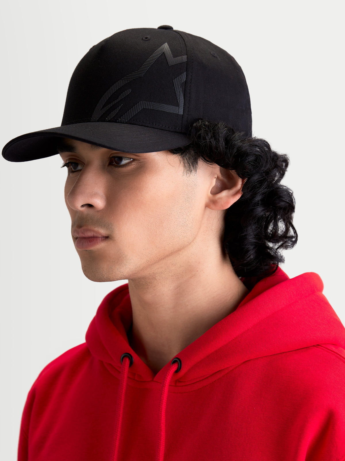 Alpinestars Czapka Maze, czarna męska czapka z daszkiem inspirowana motorsportem, usztywniona korona, zakrzywiony daszek, teksturowane logo Astars Corp Shift, widok z boku na modelu