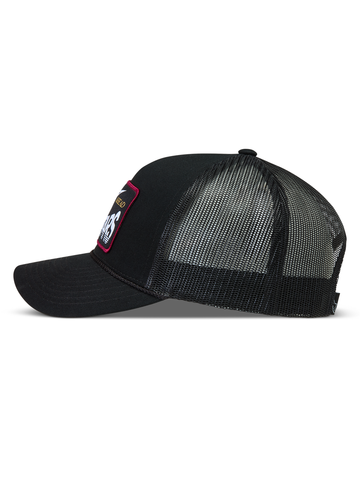 Alpinestars Hemmings Trucker, czarna czapka z daszkiem, profil boczny, tkanina twill i poliestrowa siatka, tkana naszywka.