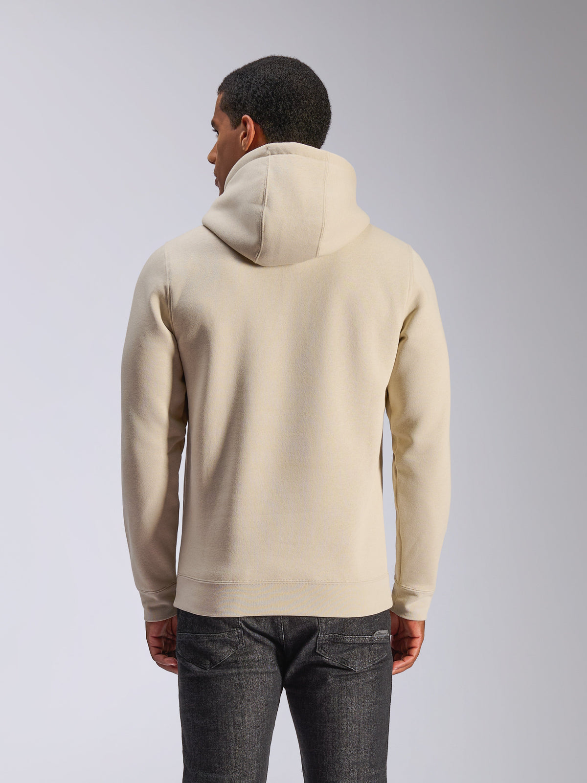 Alpinestars Ageless V3 Hoodie, złamana biel, widok z tyłu, codzienna odzież sportowa, kaptur z dżersejową podszewką, długie rękawy z prążkowanymi mankietami i dołem, noszona z ciemnymi dżinsami