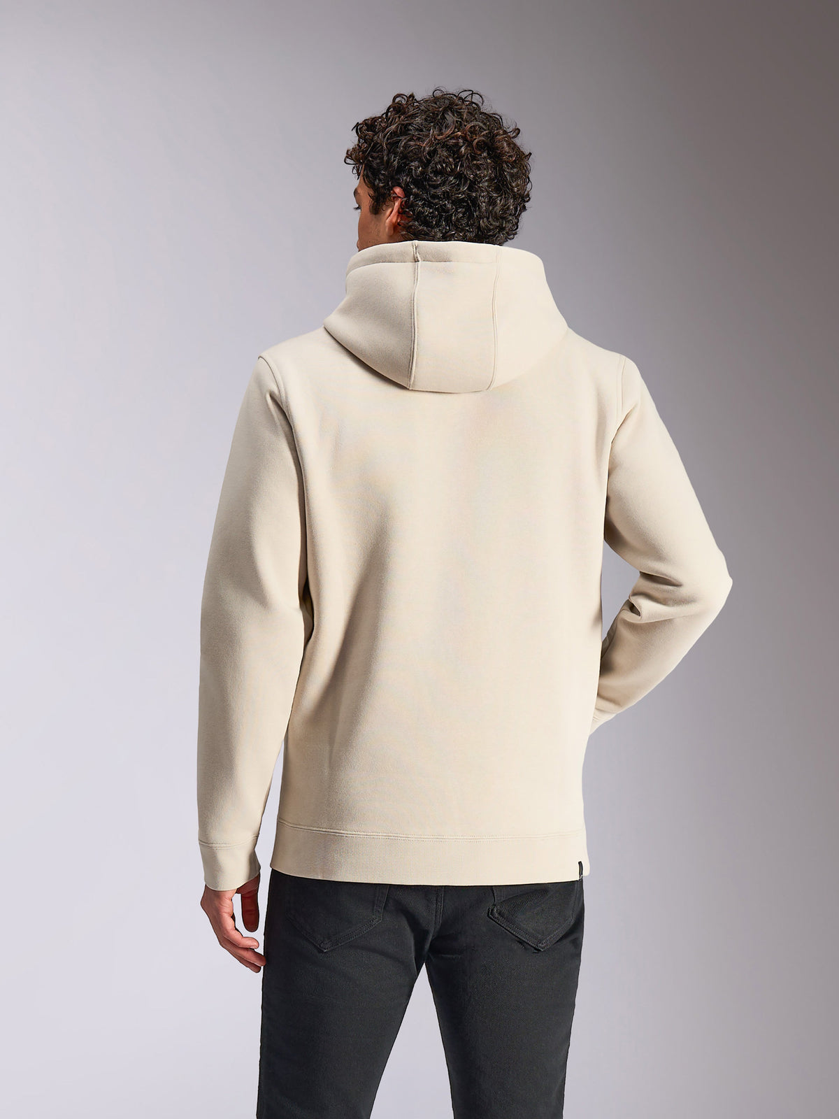 Alpinestars Always V3 Hoodie, widok z tyłu, casualowy streetwear w kolorze złamanej bieli, polarowa bluza z kapturem, długie rękawy, noszona z czarnymi spodniami