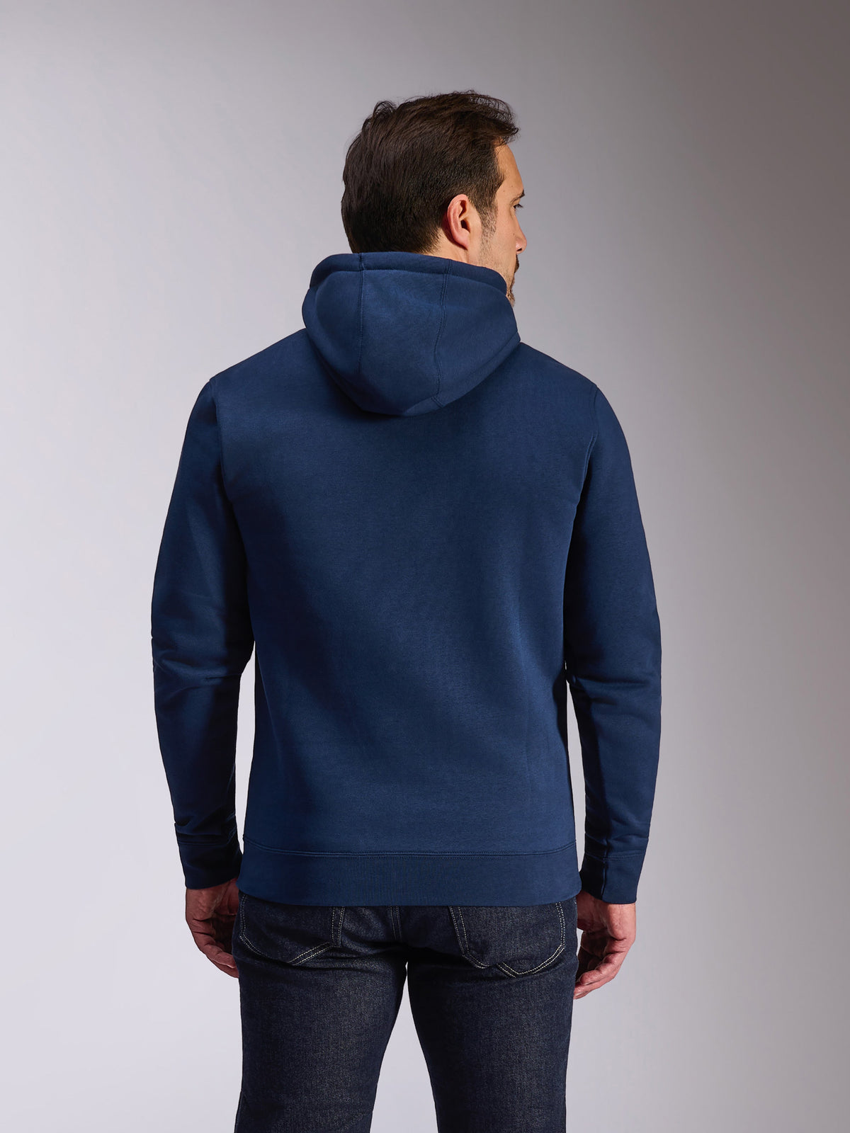 Bluza z kapturem Alpinestars Ride V3, granatowa bluza polarowa, widok z tyłu prezentujący jednolity design, kaptur z podszewką z dżerseju, ściągacze przy mankietach i na dole, casualowa odzież streetwearowa w stylu motorsportowym