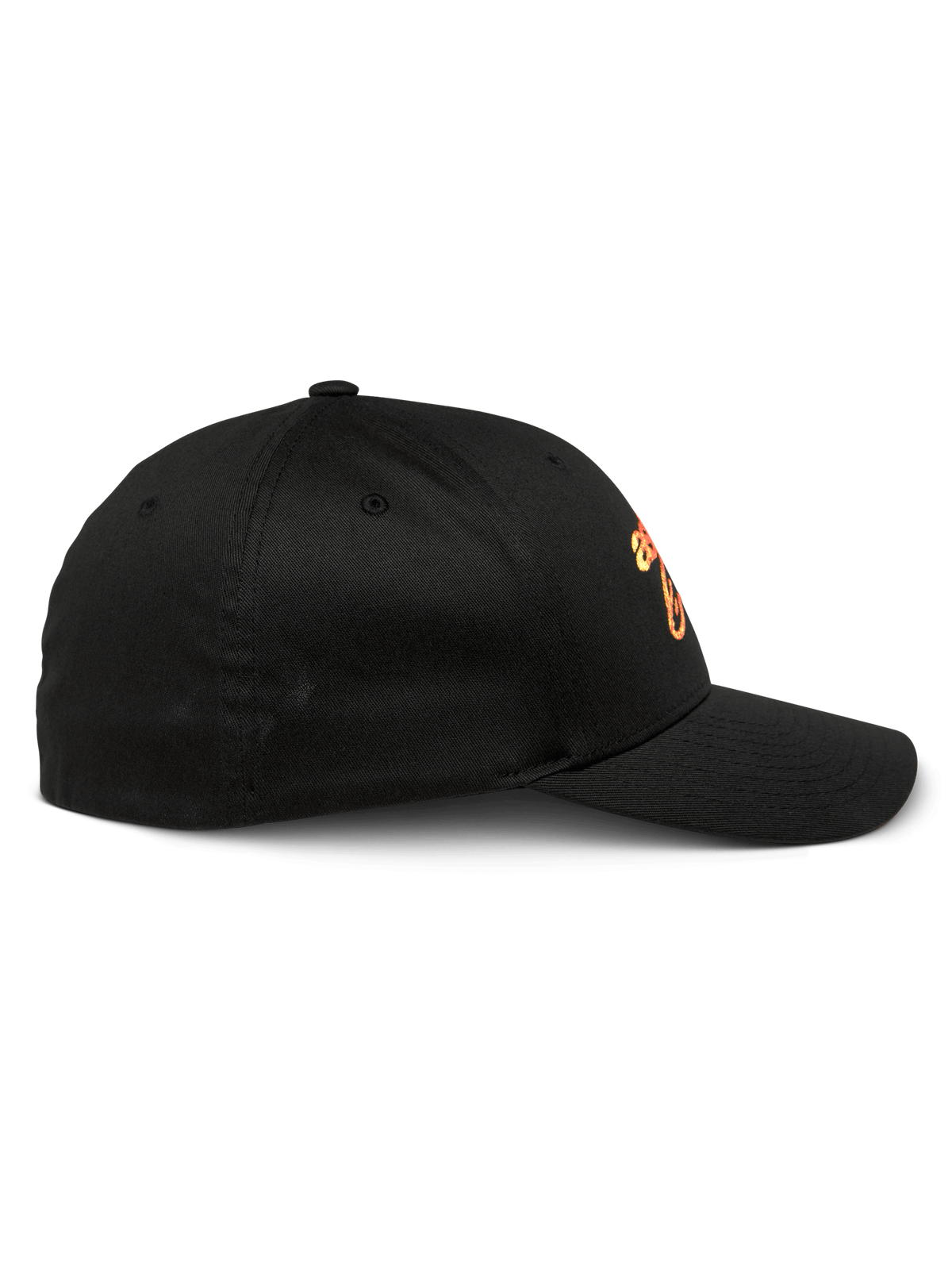 Alpinestars Setting Hat, czarna czapka z daszkiem, widok z profilu prezentujący zakrzywiony daszek i strukturalną koronę, haftowane logo z pomarańczową gradacją, codzienna odzież sportowa