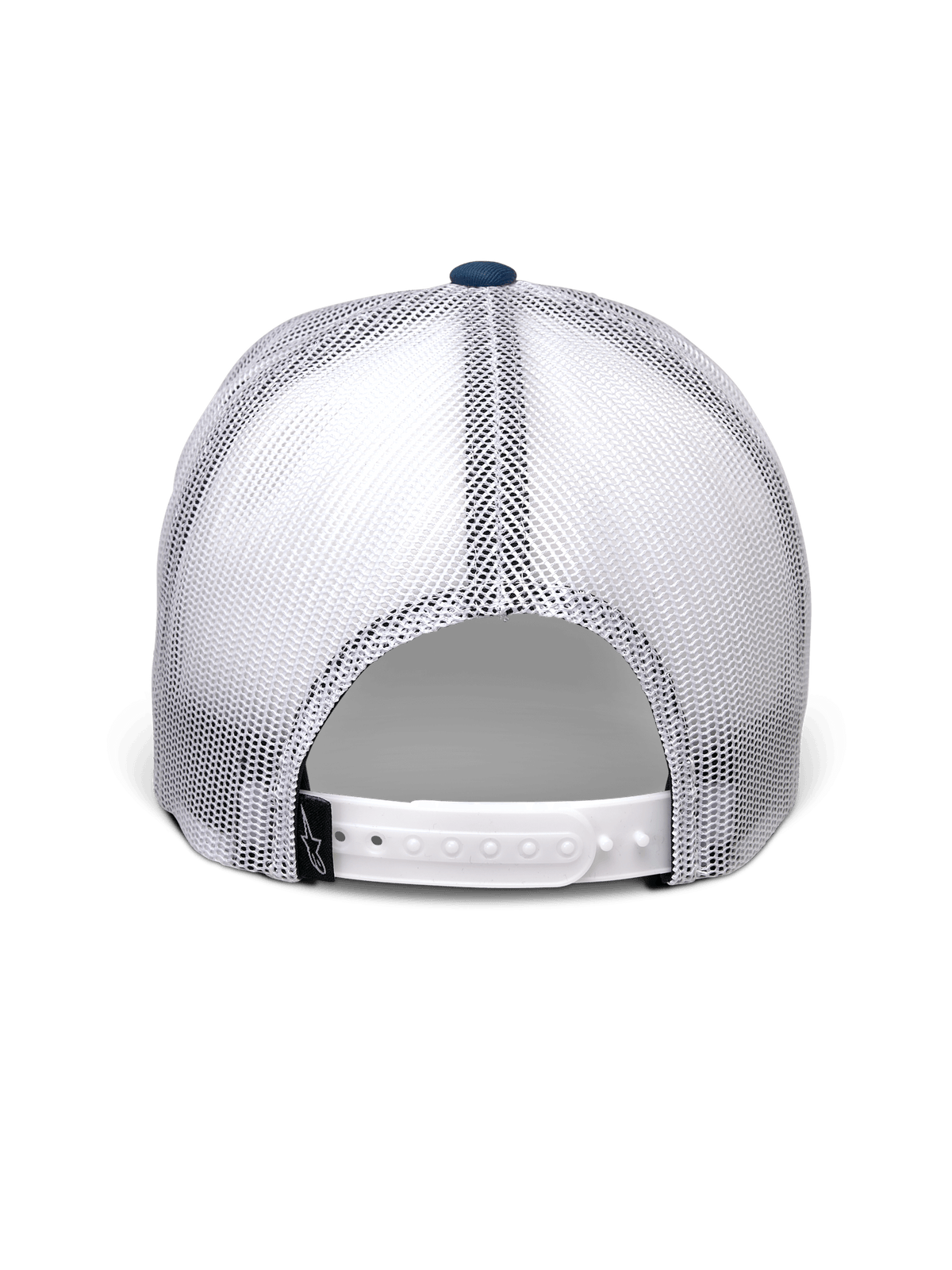 Alpinestars Gambit Trucker Hat, niebiesko-biała czapka z daszkiem, widok od tyłu z przewiewnymi białymi panelami z siatki, białe zapięcie typu snapback z małą czarną metką z logo Alpinestars, nakrycie głowy inspirowane motorsportem