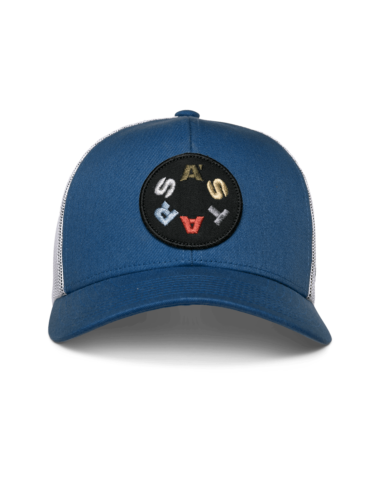 Alpinestars Gambit Trucker Hat, niebiesko-biała, niebieska strukturalna korona z zakrzywionym daszkiem i białą siatką z tyłu, z okrągłą czarną naszywką z wielokolorowym napisem ASTARS, codzienne nakrycie głowy w stylu motorsportowym