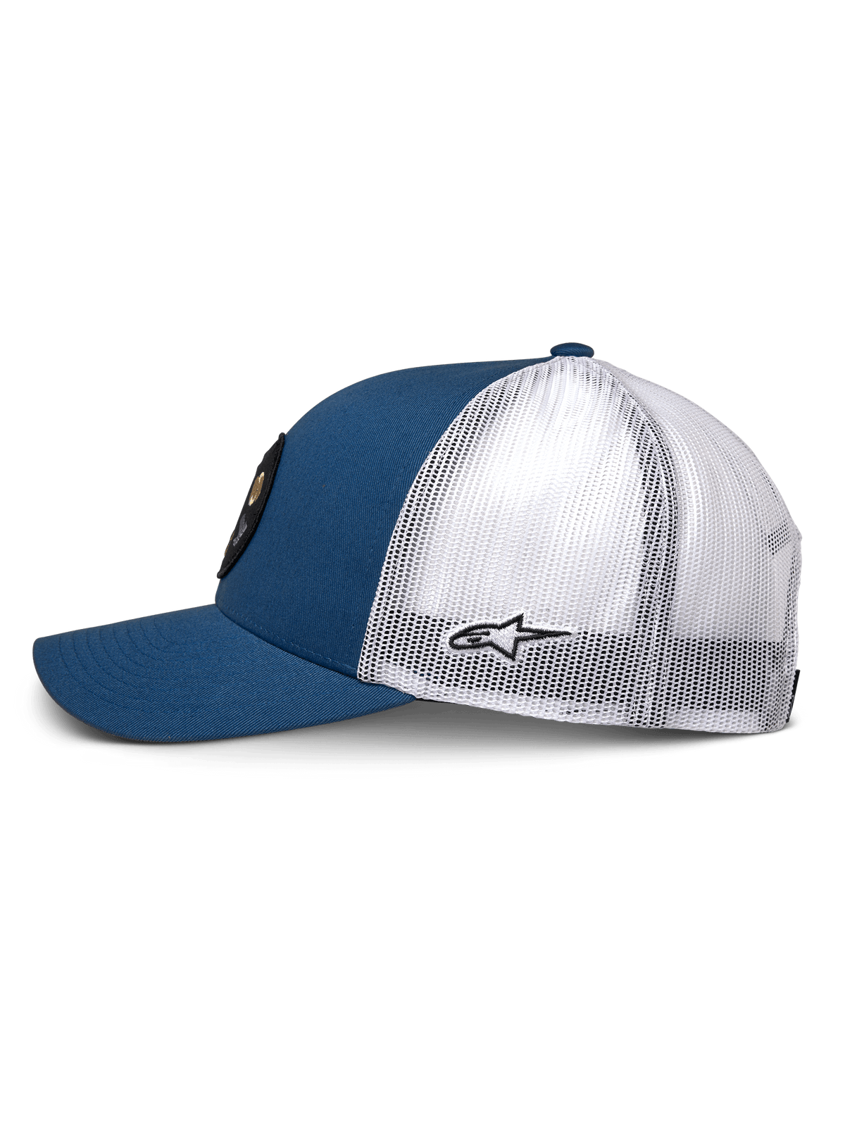 Czapka Alpinestars Gambit Trucker, niebiesko-biała, widok z boku, niebieski przód i daszek z kepru, biały tył z poliestrowej siatki, małe czarne logo Astar z boku, strukturalna korona