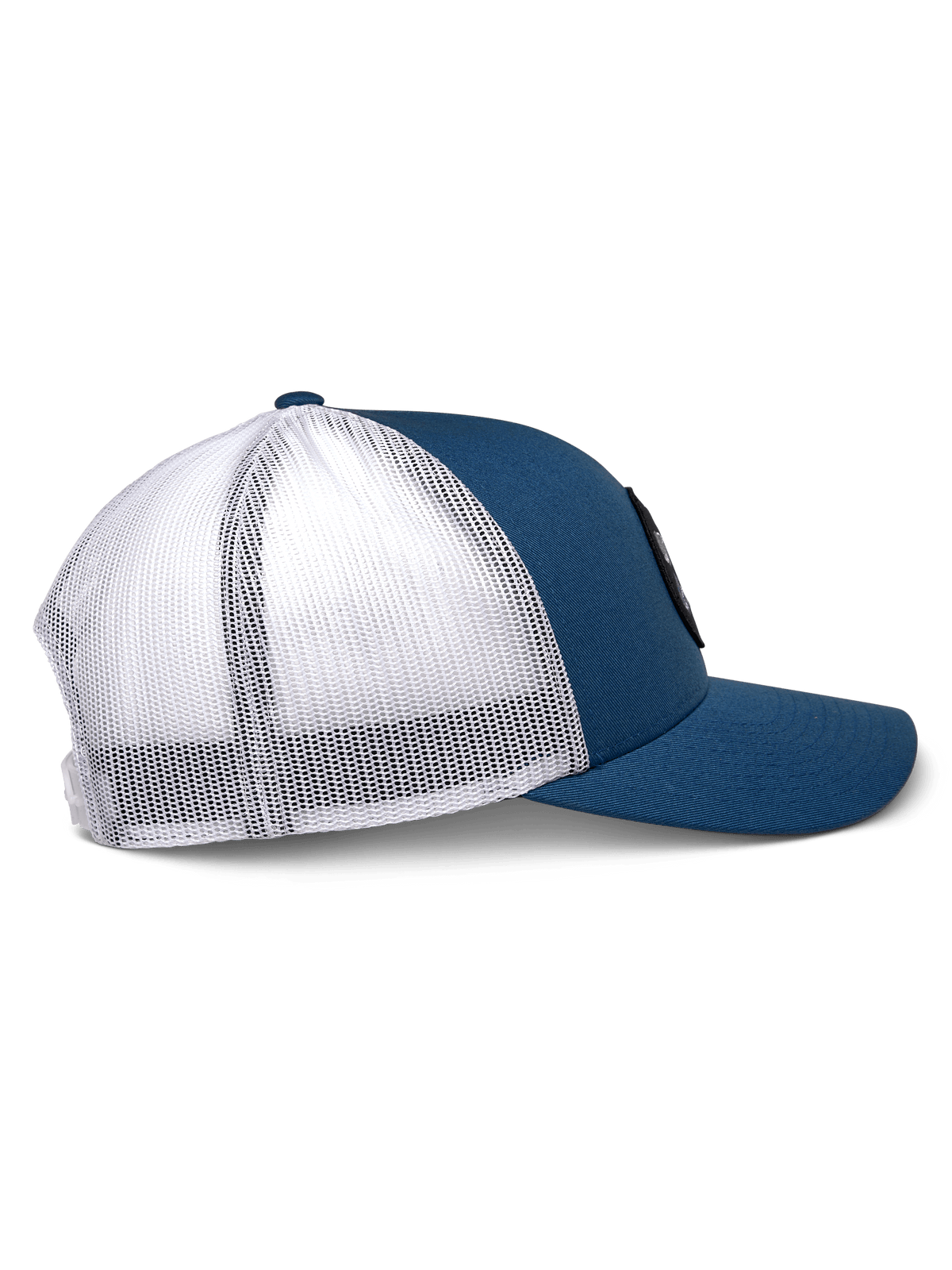 Alpinestars Gambit Trucker Hat, niebiesko-biała, widok z boku, zakrzywiony daszek z usztywnioną koroną, niebieskie przednie panele z kepru i biała siatka poliestrowa z tyłu, codzienne nakrycie głowy inspirowane sportami motorowymi