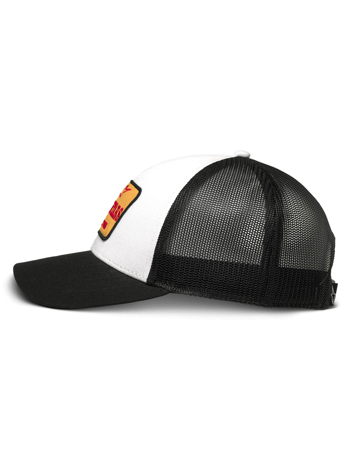 Alpinestars Hardware Trucker Hat, biało-czarna czapka z daszkiem typu trucker, widok z boku, biały przód z kepru z żółto-czerwoną haftowaną naszywką, czarny tył z siatki, czarny zakrzywiony daszek, casualowe nakrycie głowy w stylu motorsport
