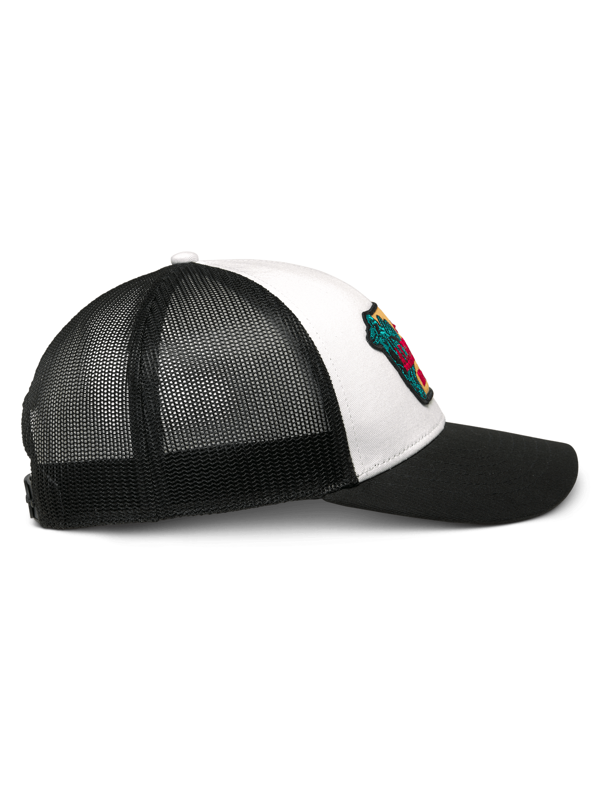Alpinestars Hardware Trucker Hat, biało-czarna, widok z profilu, zakrzywiony czarny daszek, biały przedni panel z kepru z kolorową haftowaną naszywką, przewiewna czarna siatka z tyłu, codzienne nakrycie głowy w stylu motorsport