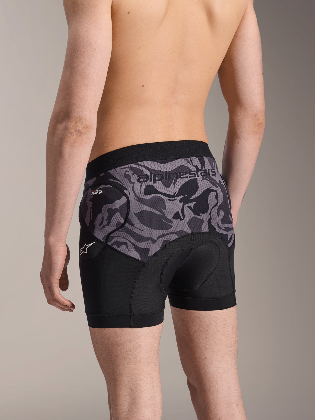 Alpinestars A-Motion Plasma Protection Boxers, rowerowe szorty ochronne Black Camo, widok z tyłu prezentujący ergonomiczną konstrukcję z ochroną bioder Nucleon Plasma i wkładką z irchy, oddychający materiał siatkowy z logo Alpinestars na pasie