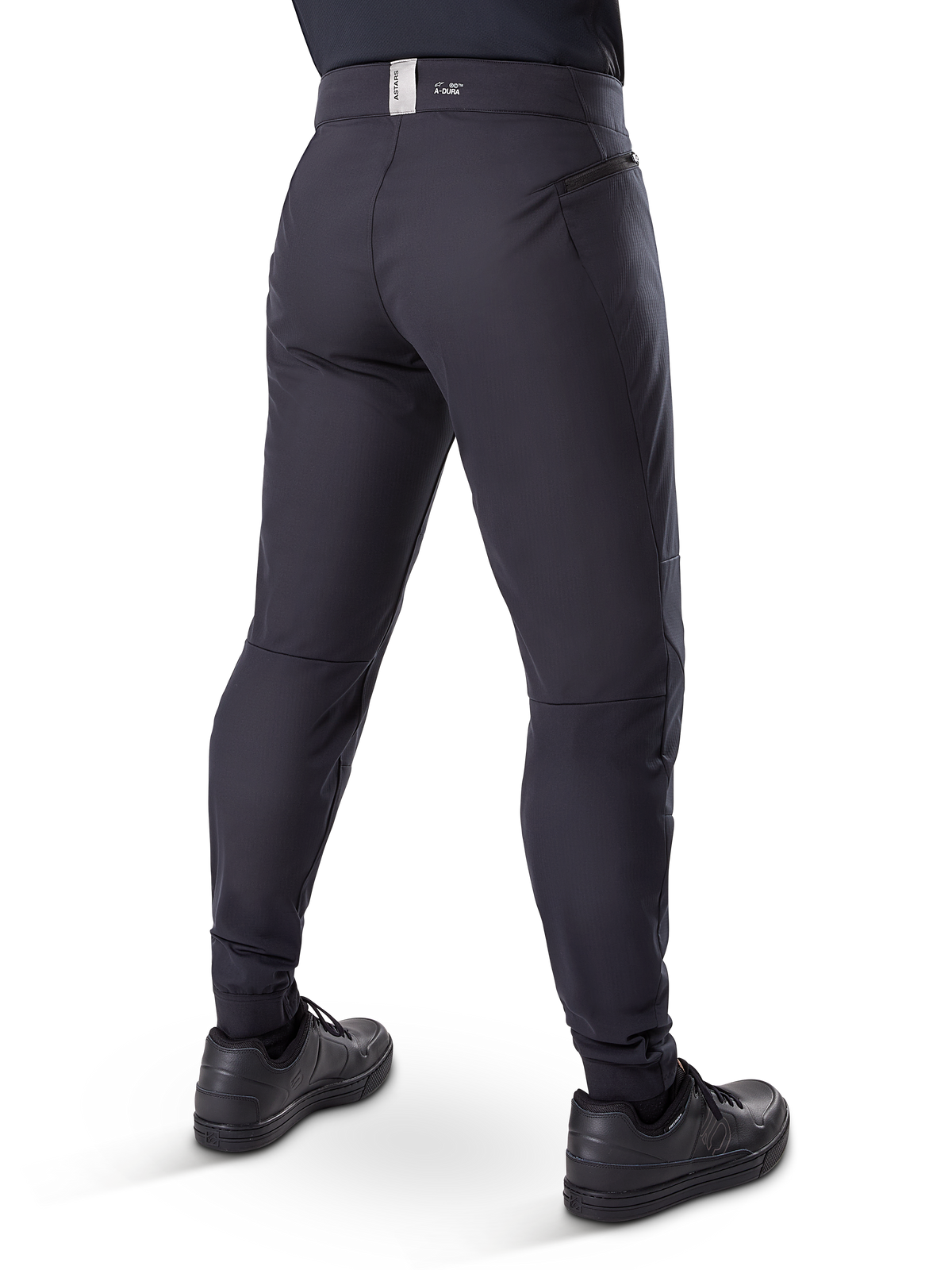 Alpinestars A-Dura Thermal Pant, spodnie rowerowe MTB, czarne, widok z tyłu ukazujący kieszenie na zamek i branding na pasku, zwężany krój do jazdy w zimne dni