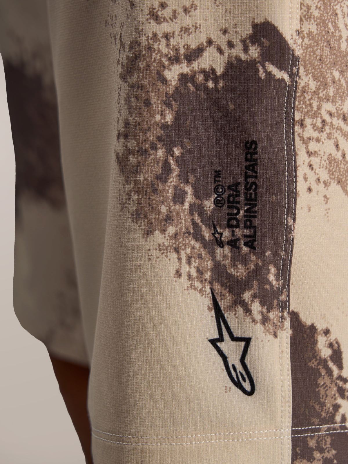 Szorty Alpinestars A-Dura Ride w kolorze sand camo, techniczny materiał 4-way stretch z logo Astar.