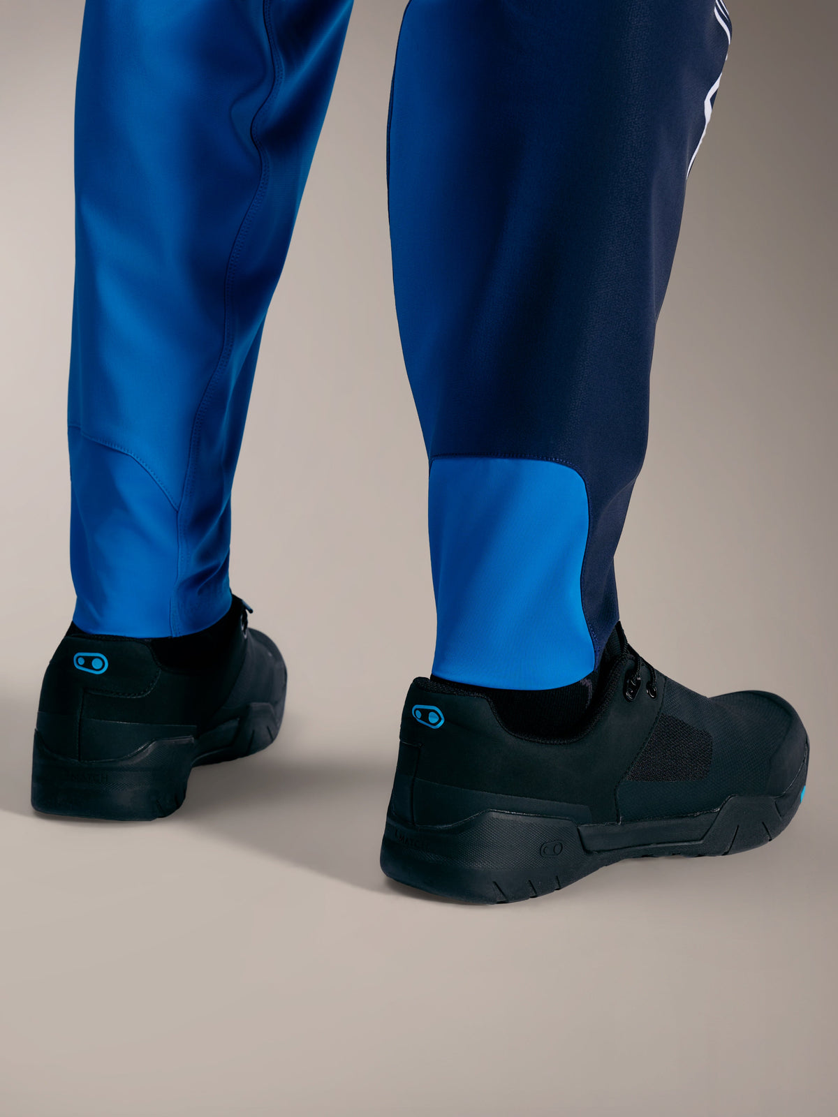 Spodnie Alpinestars A-Supra Elite w kolorze Faded Bright Blue, elastyczne mankiety i materiał premium 4-way stretch.