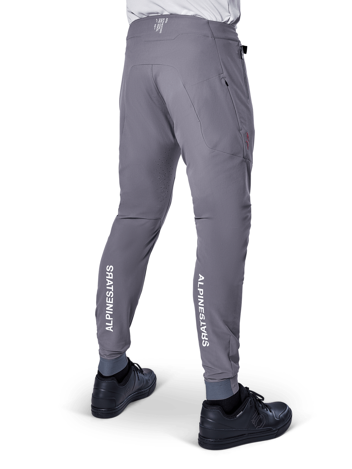 Alpinestars A-Aria Elite Pants, spodnie MTB, ciemnoszare, z pionowymi białymi logotypami Alpinestars z tyłu na dole nogawek, laserowo wycinanymi otworami wentylacyjnymi, elastycznymi mankietami i sportowym krojem do kolarstwa górskiego