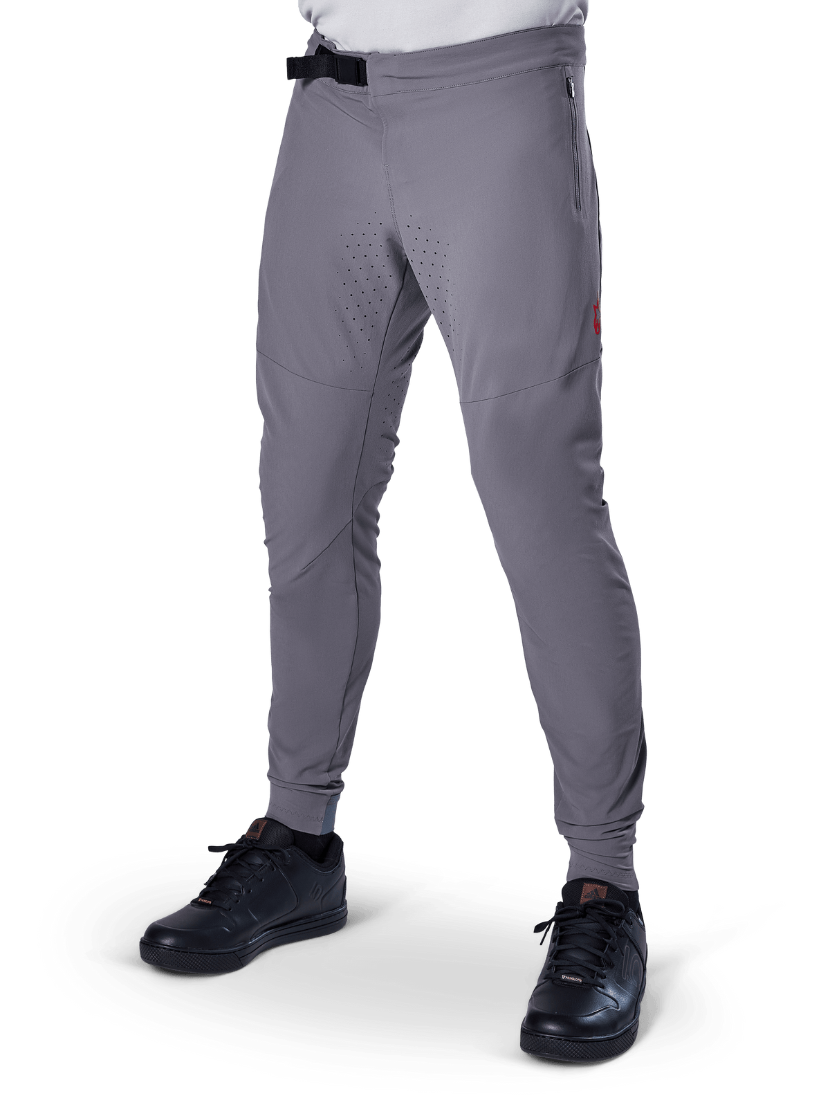 Alpinestars A-Aria Elite Pants, ciemnoszare spodnie MTB, laserowo perforowane panele na udach, czarne magnetyczne zapięcie na klamrę, kieszeń zapinana na zamek, czerwone logo, dopasowany krój performance, noszone z czarnymi butami