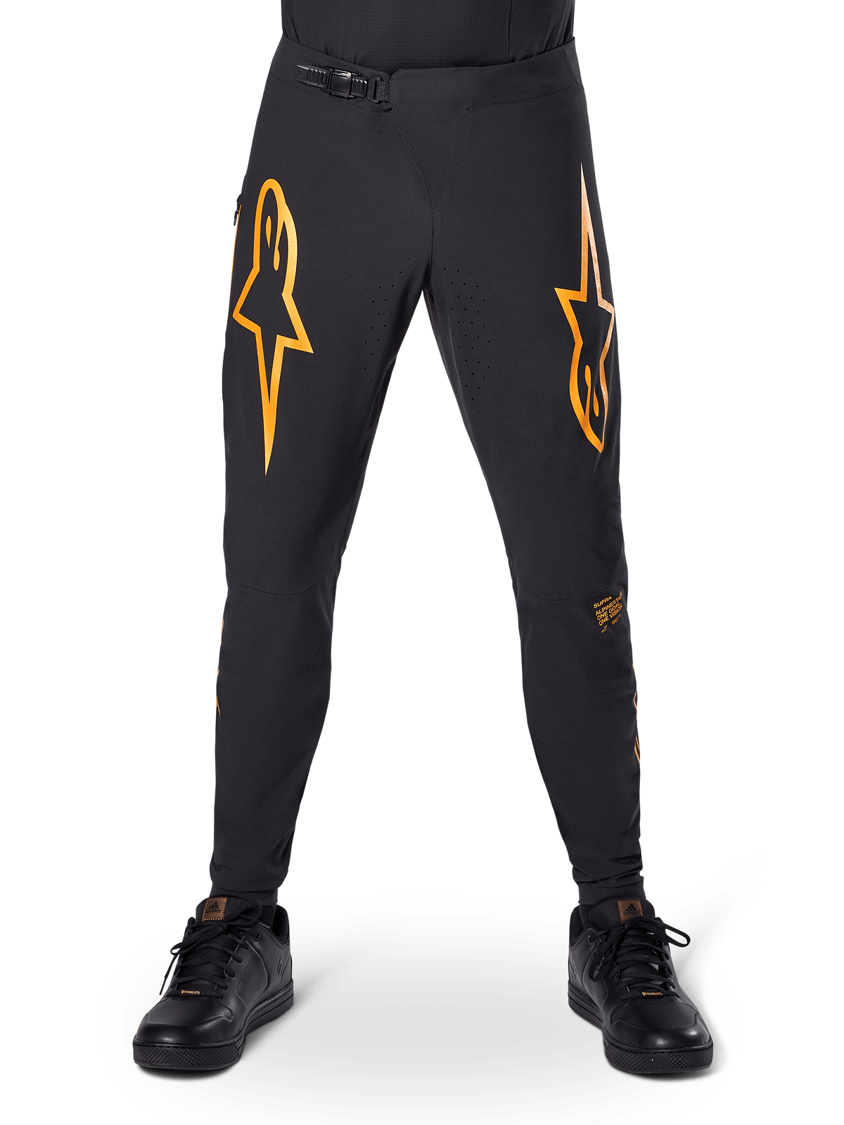 Alpinestars A-Supra Race Pants, spodnie rowerowe MTB, czarne z wyrazistymi pomarańczowymi logotypami, zapięcie w pasie na zapadkę i laserowa perforacja dla wentylacji, sportowy krój przeznaczony do wyścigów terenowych
