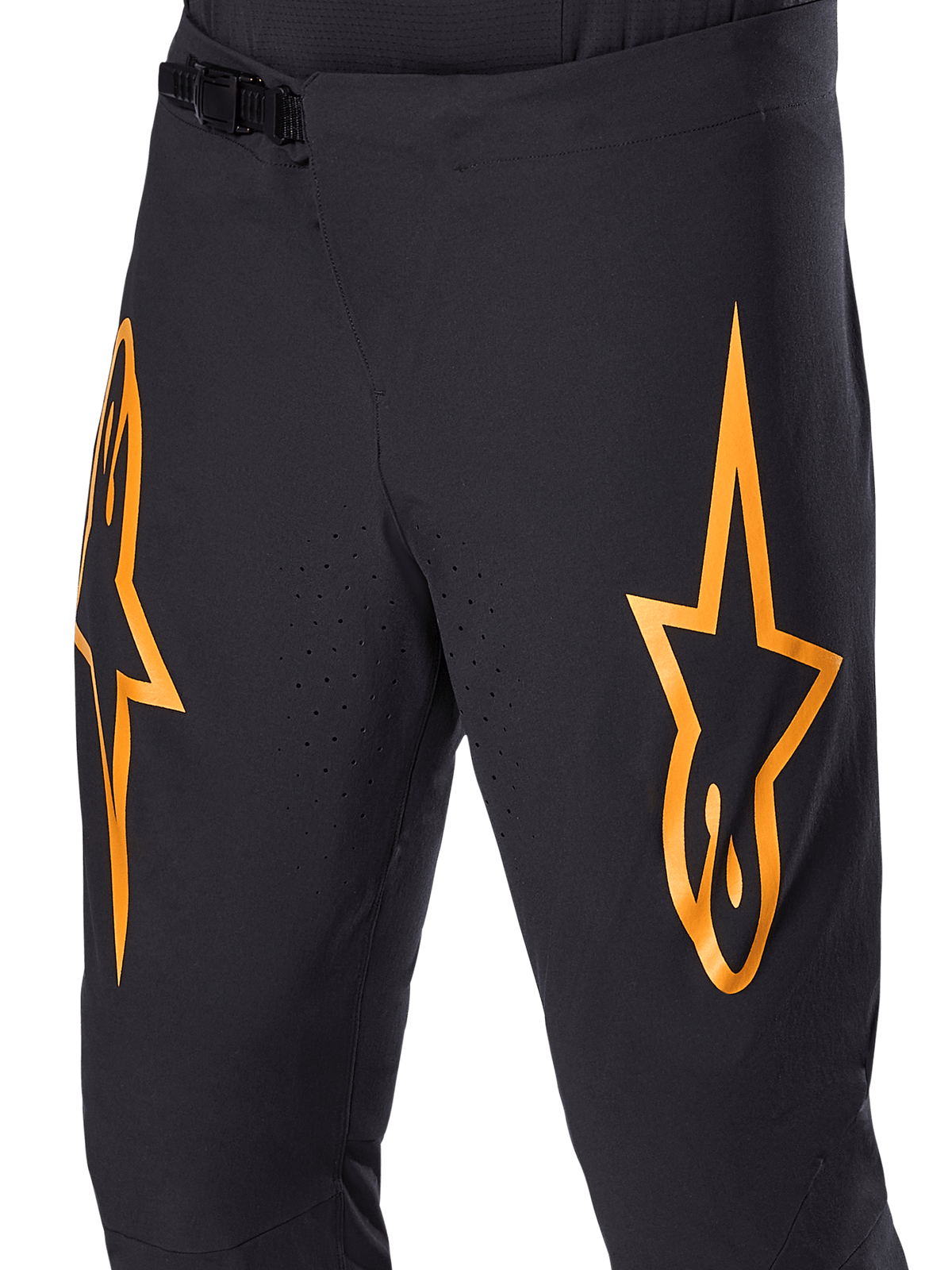 Alpinestars A-Supra Race Pants, czarne spodnie rowerowe MTB z dużymi pomarańczowymi logotypami gwiazdy, wyposażone w przednie zapięcie na zapadkę i laserowo wycinane otwory wentylacyjne, techniczny design zorientowany na wydajność.