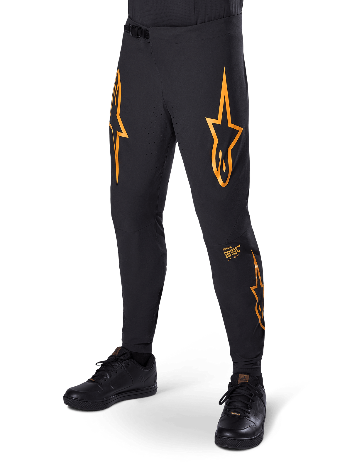 Alpinestars A-Supra Race Pants, czarne z pomarańczowymi grafikami w kształcie gwiazd, spodnie wyścigowe MTB z laserowo perforowaną wentylacją i zapięciem w pasie na zapadkę, dopasowany krój sportowy do kolarstwa terenowego