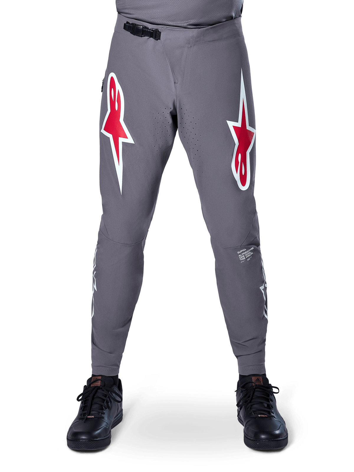 Alpinestars A-Supra Race Pants, spodnie wyścigowe MTB, ciemnoszare, duże czerwono-białe logo gwiazdy na udach, laserowa perforacja wentylacyjna na nogawkach, czarne zapięcie zapadkowe w pasie, zaprojektowane do wyścigów rowerowych