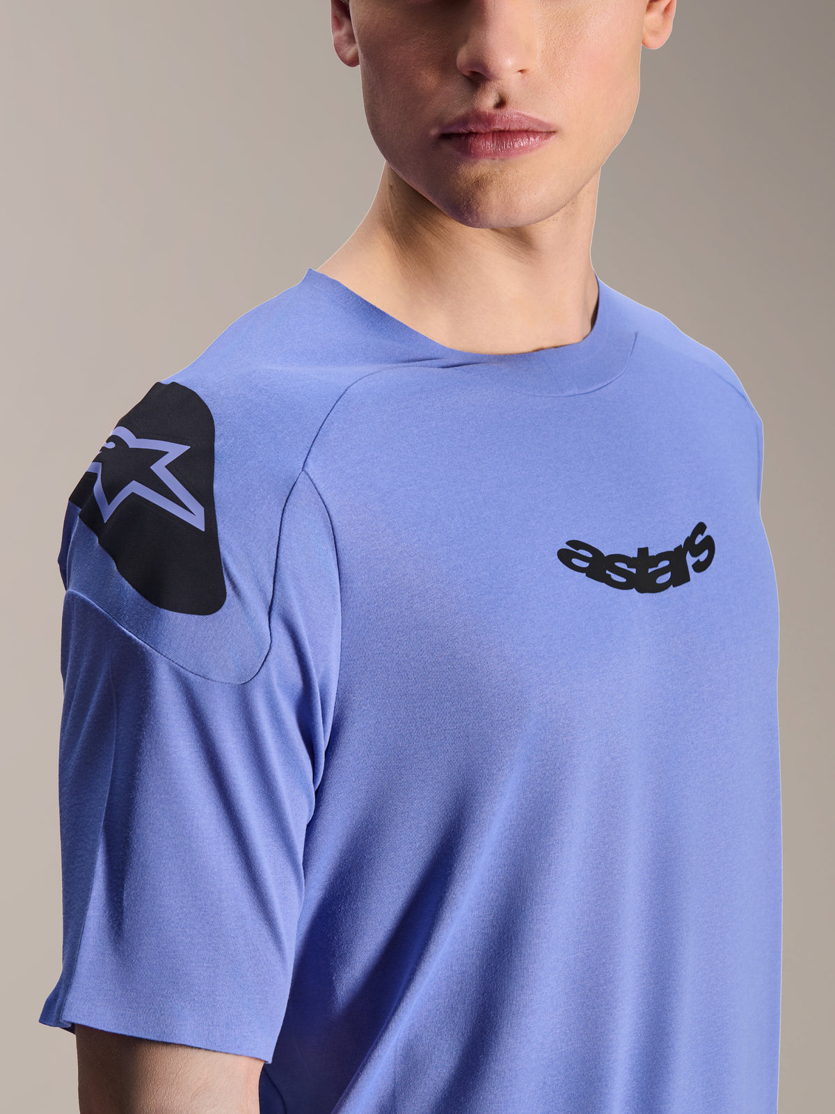 Koszulka Alpinestars A-Aria Polartec Elite, koszulka rowerowa z krótkim rękawem, Baja Blue, zbliżenie na klatkę piersiową i ramię z czarnym logo astars i grafiką na ramieniu, techniczna tkanina odprowadzająca wilgoć do jazdy terenowej