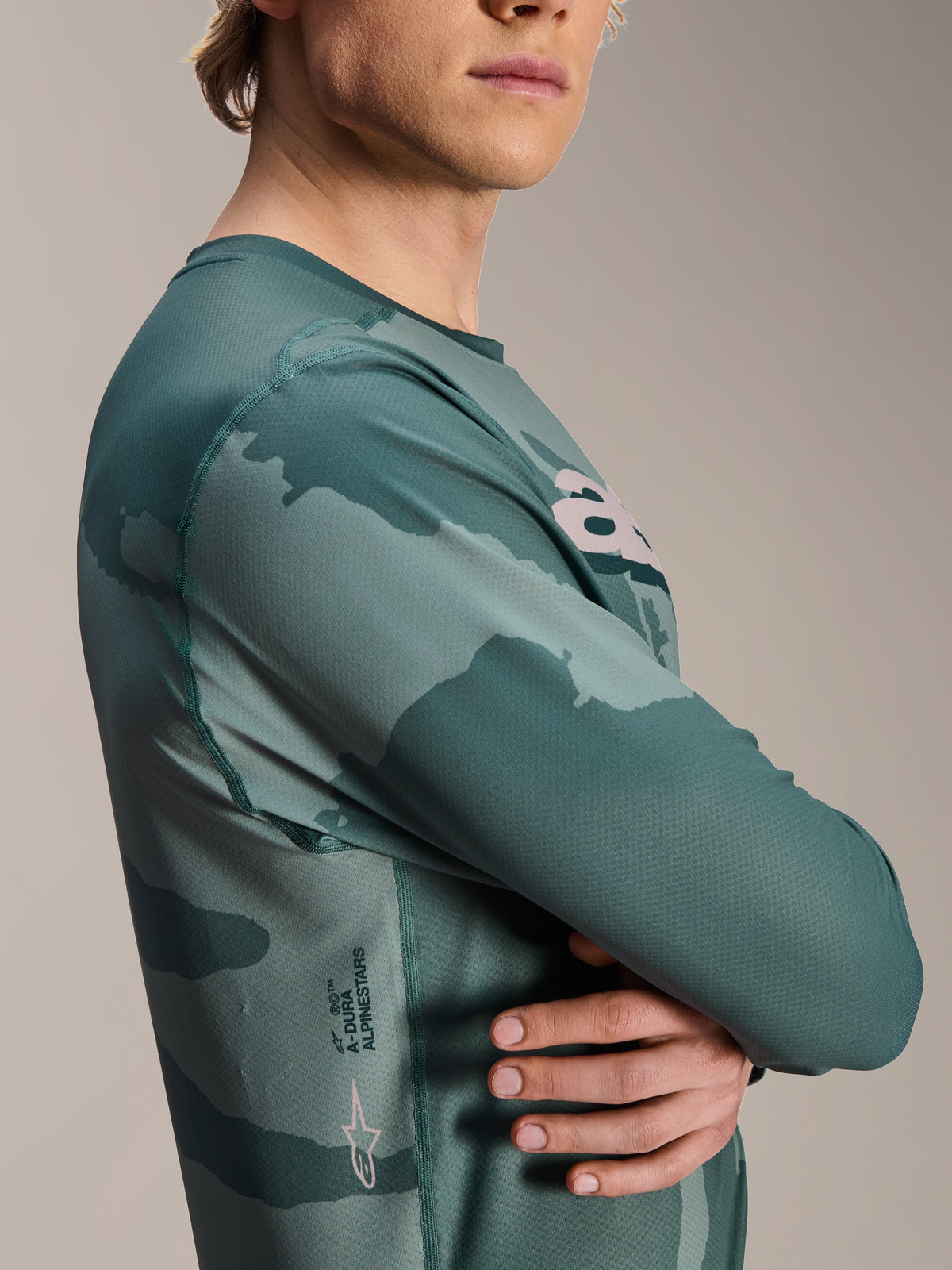 Alpinestars A-Dura Hollow Camo Long Sleeve Jersey, koszulka z długim rękawem, kolor Silver Pine Camo, zielony wzór kamuflażu, z napisem A-Dura i logo Astars z boku, techniczna odzież rowerowa MTB