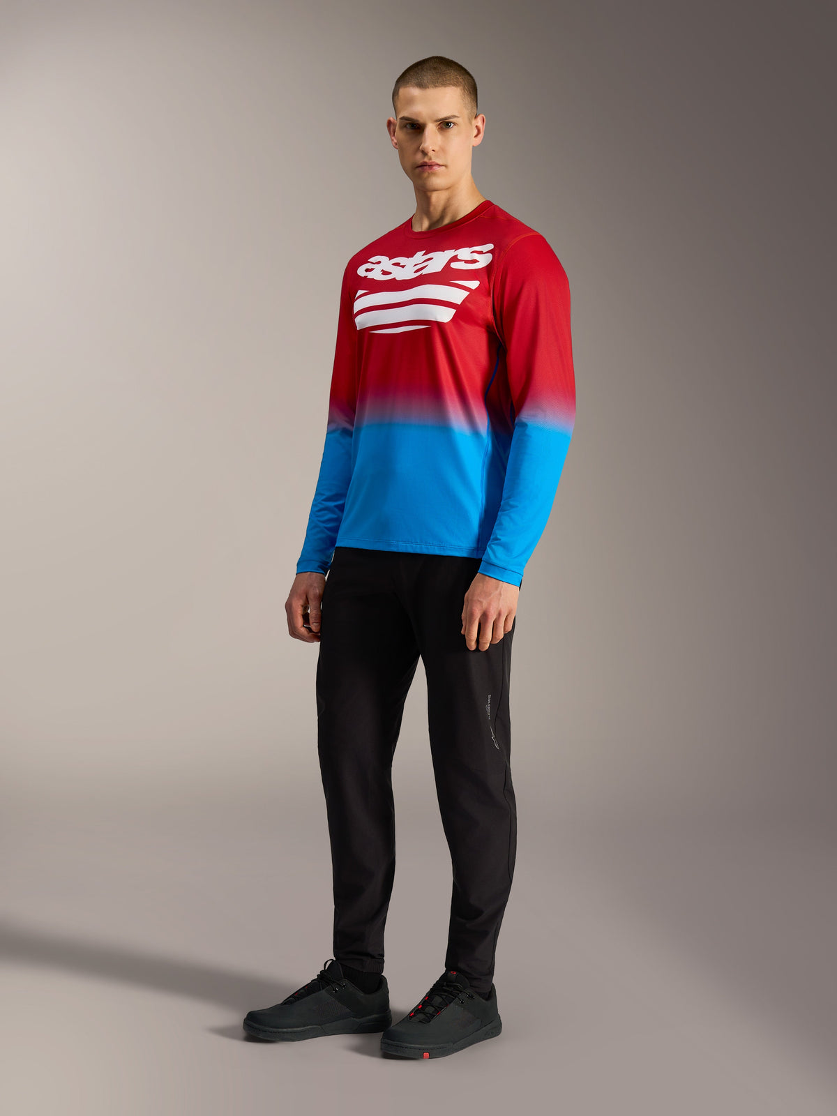 Koszulka MTB Alpinestars A-Dura ASTARS 2.0, czerwono-niebieski gradient, długi rękaw i białe logo na piersi.