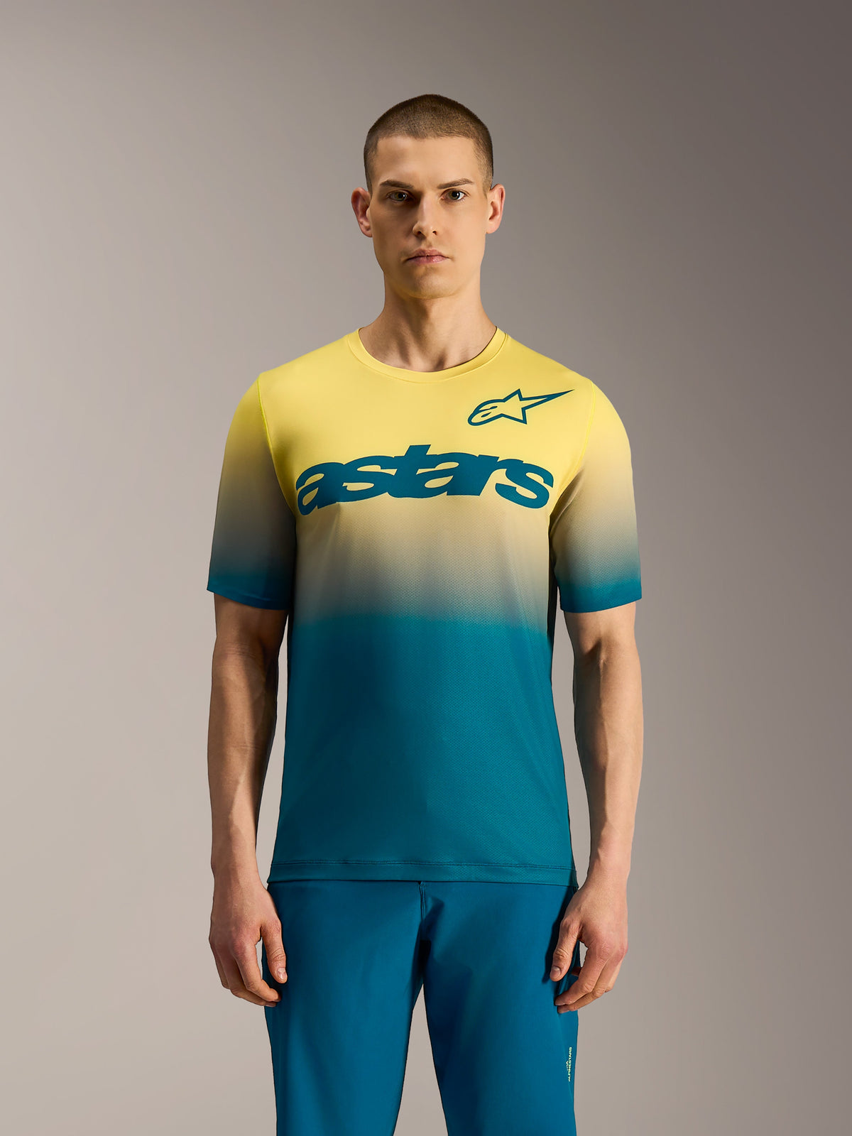 Koszulka MTB A-Dura ASTARS 2.0, krótki rękaw, gradient niebiesko-zielony do żółtego fluo i logo na piersi.